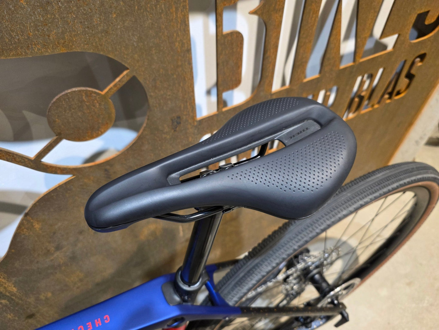 Gravel/Cyclocross von Trek, TREK CHECKPOINT SL 6 AXS GEN 3 / XS vor USEDBIKES - OB.DE Hintergrund