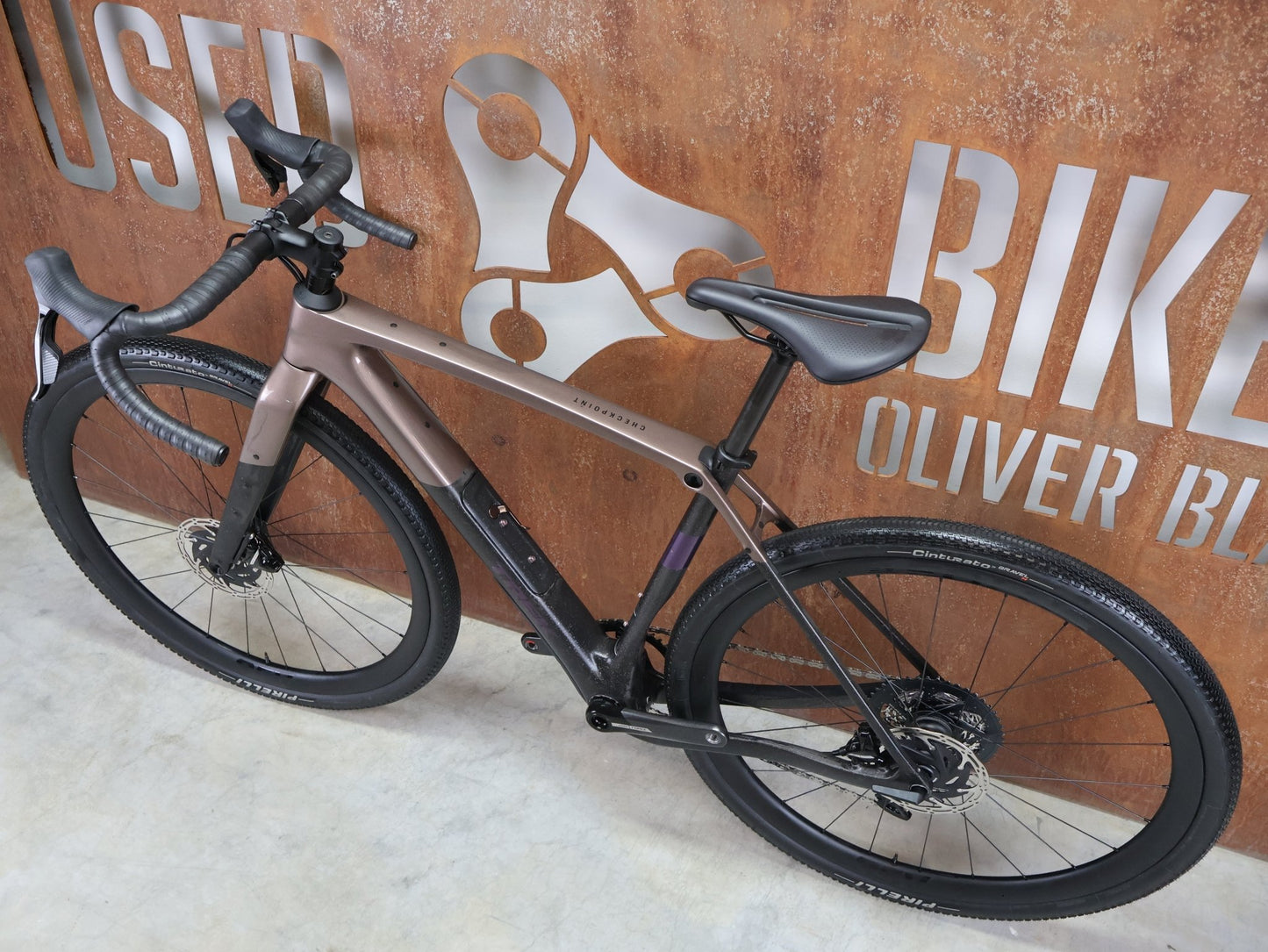 Gravel/Cyclocross von Trek, TREK CHECKPOINT SL 7 AXS GEN 3 / BRONZE AGE / S vor USEDBIKES - OB.DE Hintergrund