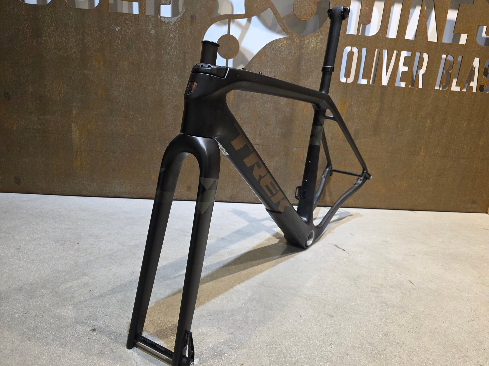 Gravel - /Cyclocrossrahmen von Trek, TREK CHECKPOINT SLR RAHMENSET / OLIVE GREY / DISC / 54CM in variant_title vor USEDBIKES - OB.DE Hintergrund