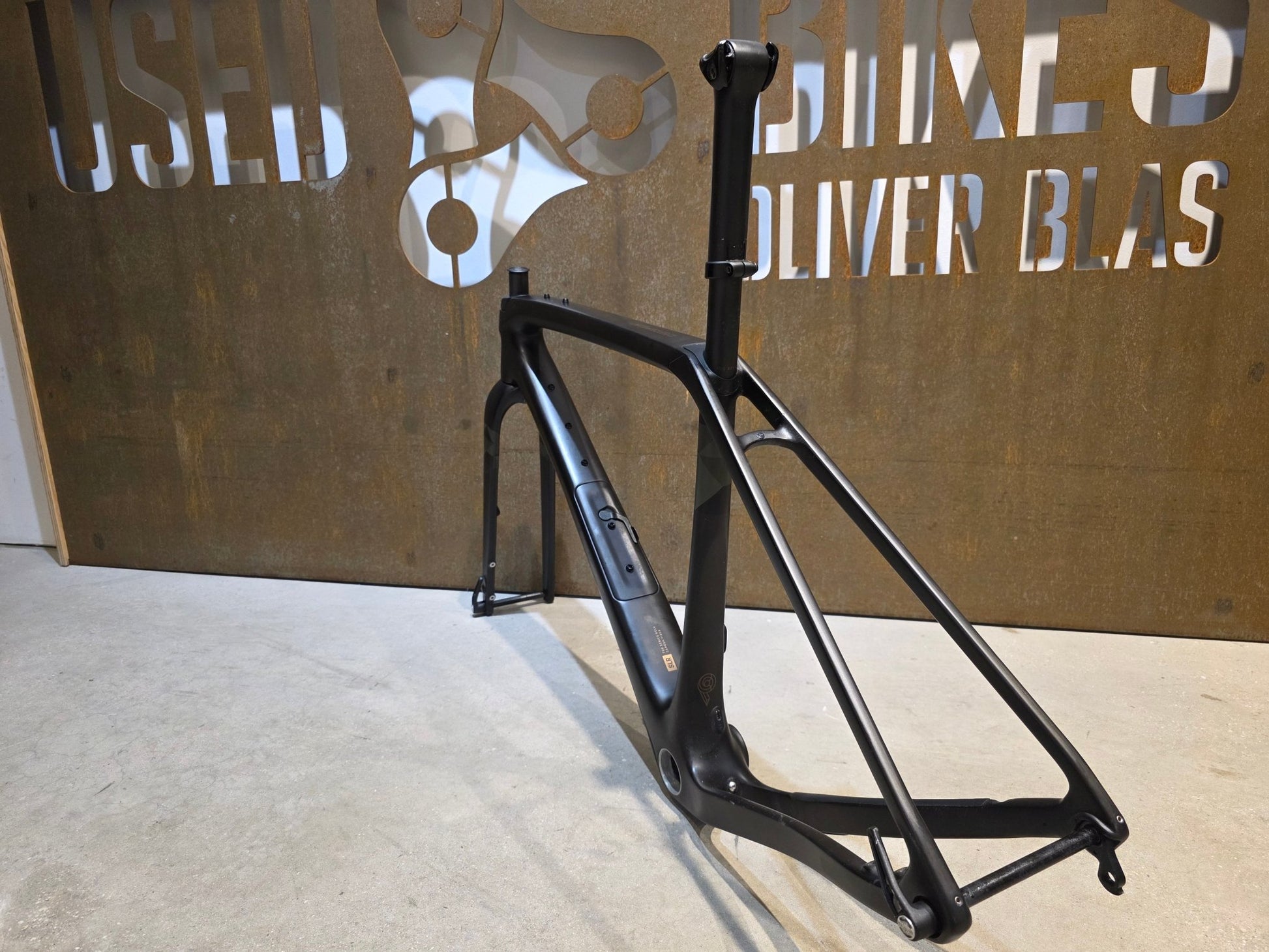 Gravel - /Cyclocrossrahmen von Trek, TREK CHECKPOINT SLR RAHMENSET / OLIVE GREY / DISC / 54CM in variant_title vor USEDBIKES - OB.DE Hintergrund