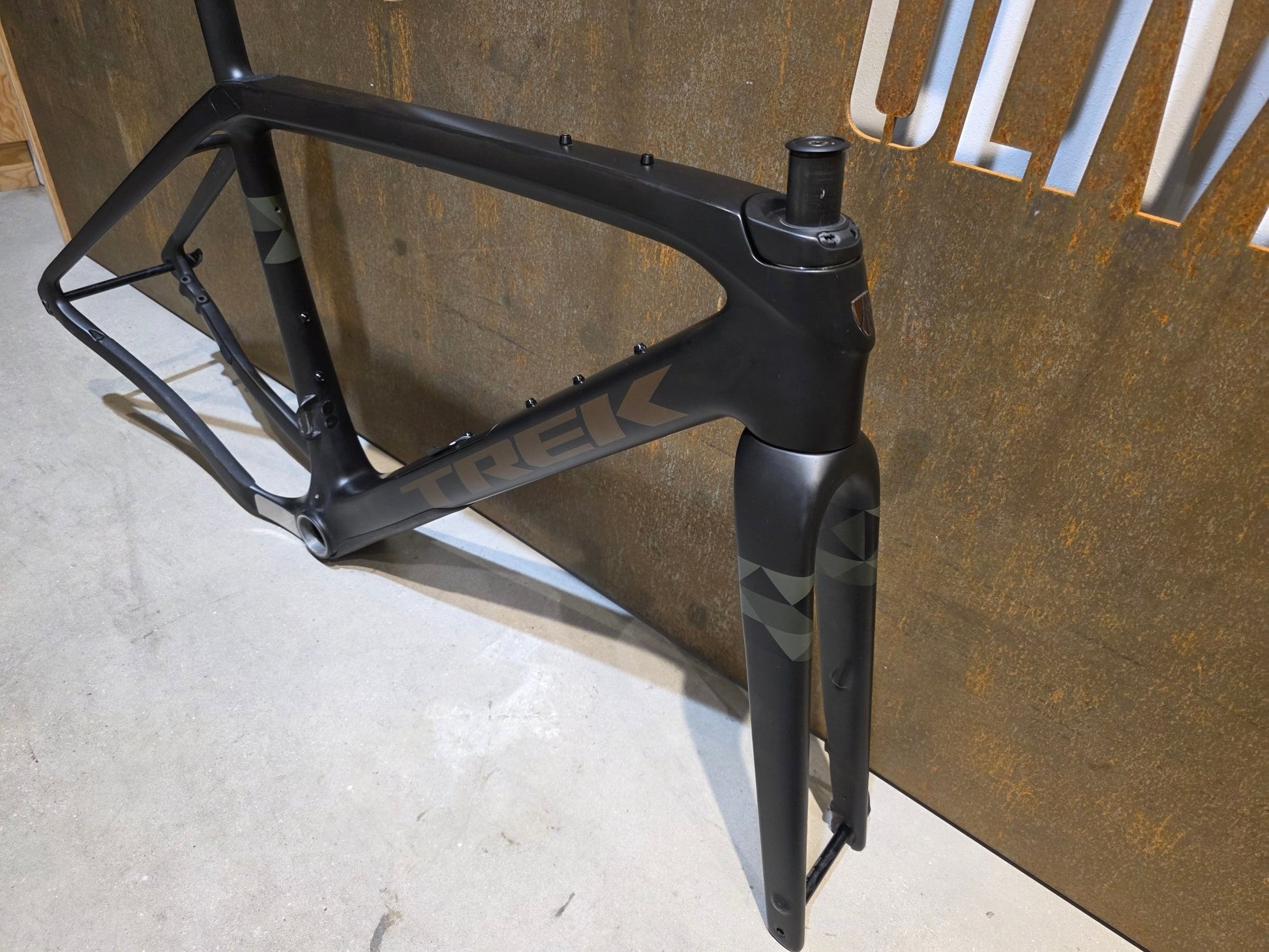 Gravel - /Cyclocrossrahmen von Trek, TREK CHECKPOINT SLR RAHMENSET / OLIVE GREY / DISC / 54CM in variant_title vor USEDBIKES - OB.DE Hintergrund