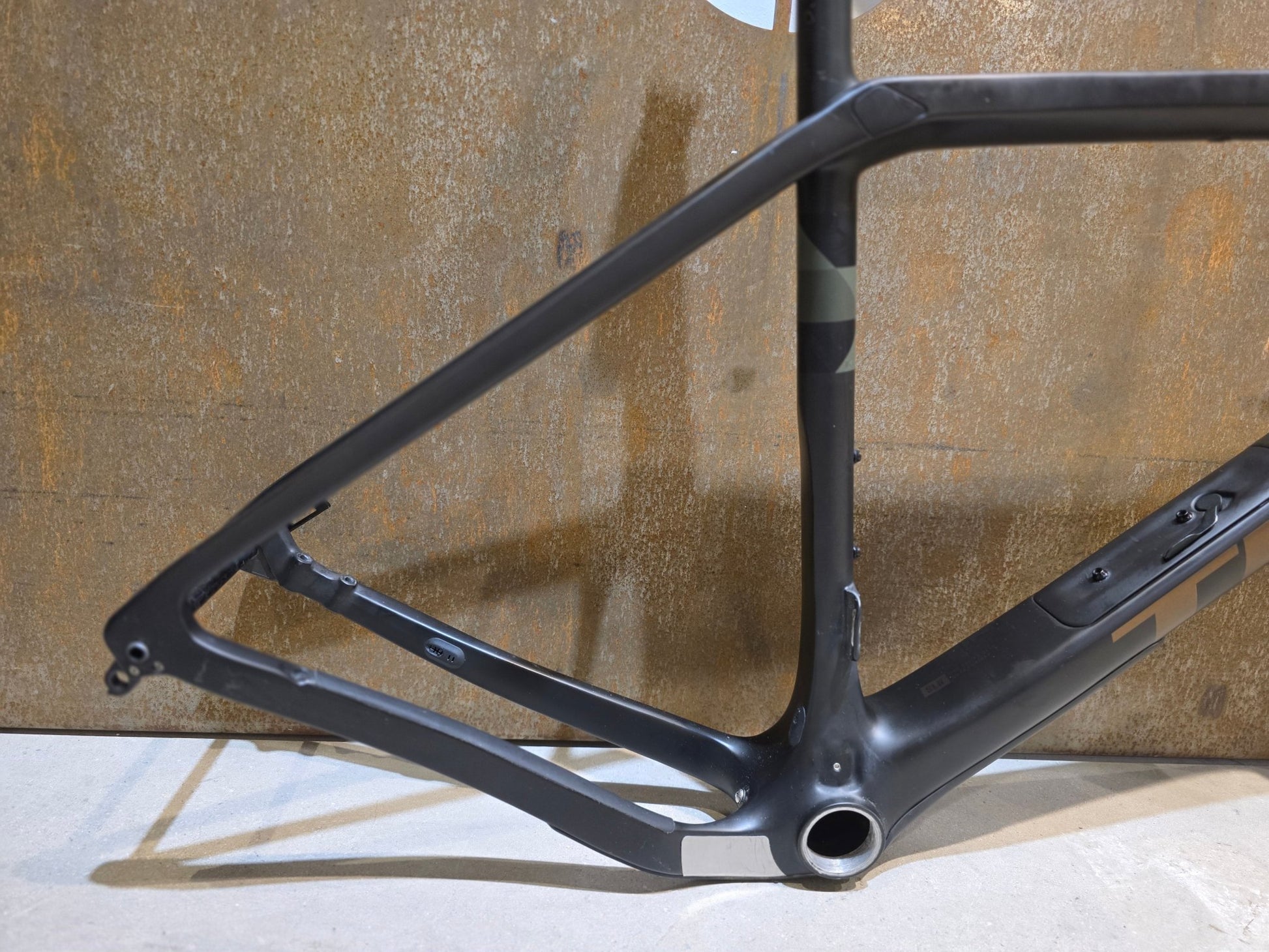 Gravel - /Cyclocrossrahmen von Trek, TREK CHECKPOINT SLR RAHMENSET / OLIVE GREY / DISC / 54CM in variant_title vor USEDBIKES - OB.DE Hintergrund