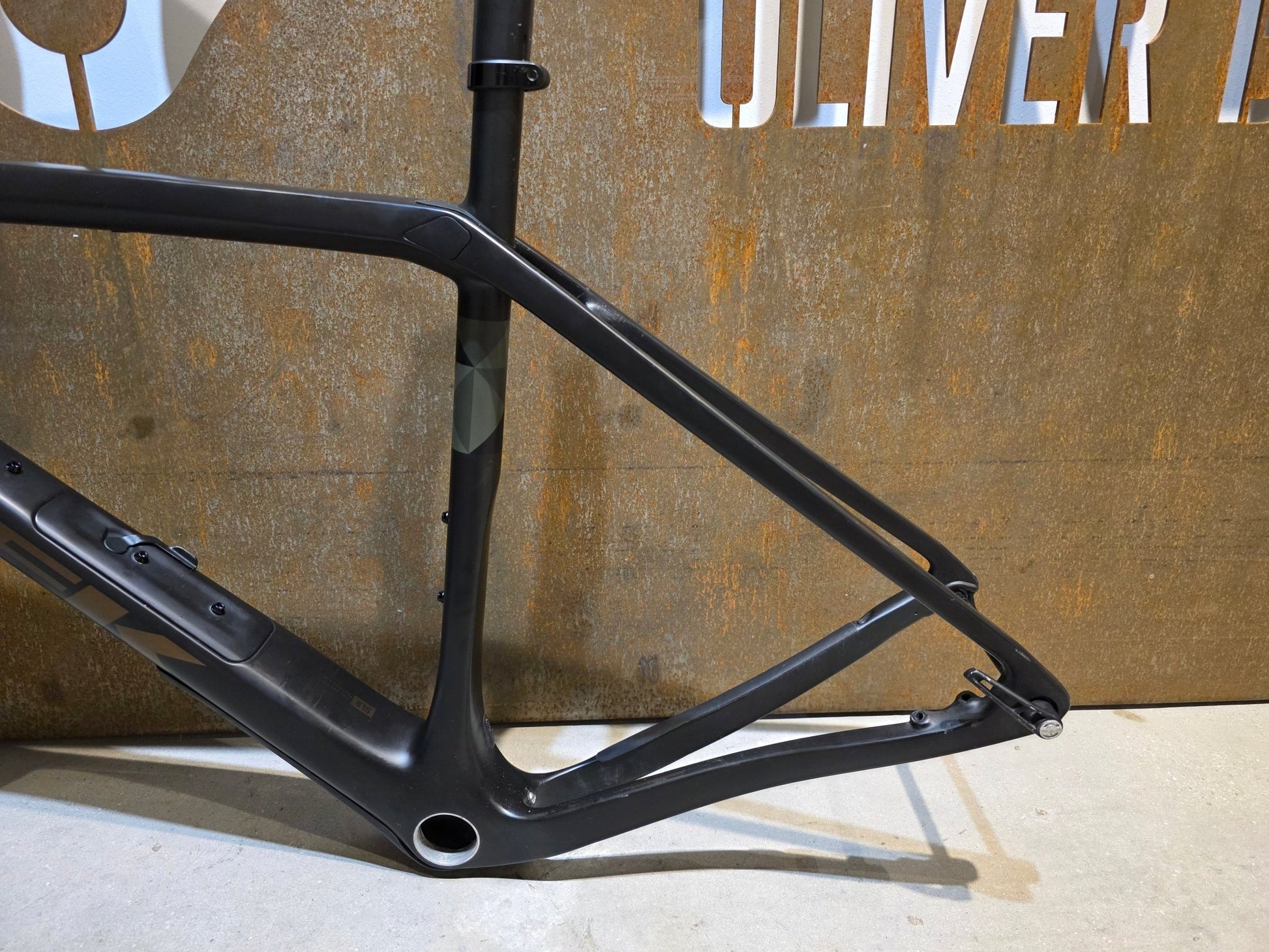 Gravel - /Cyclocrossrahmen von Trek, TREK CHECKPOINT SLR RAHMENSET / OLIVE GREY / DISC / 54CM in variant_title vor USEDBIKES - OB.DE Hintergrund