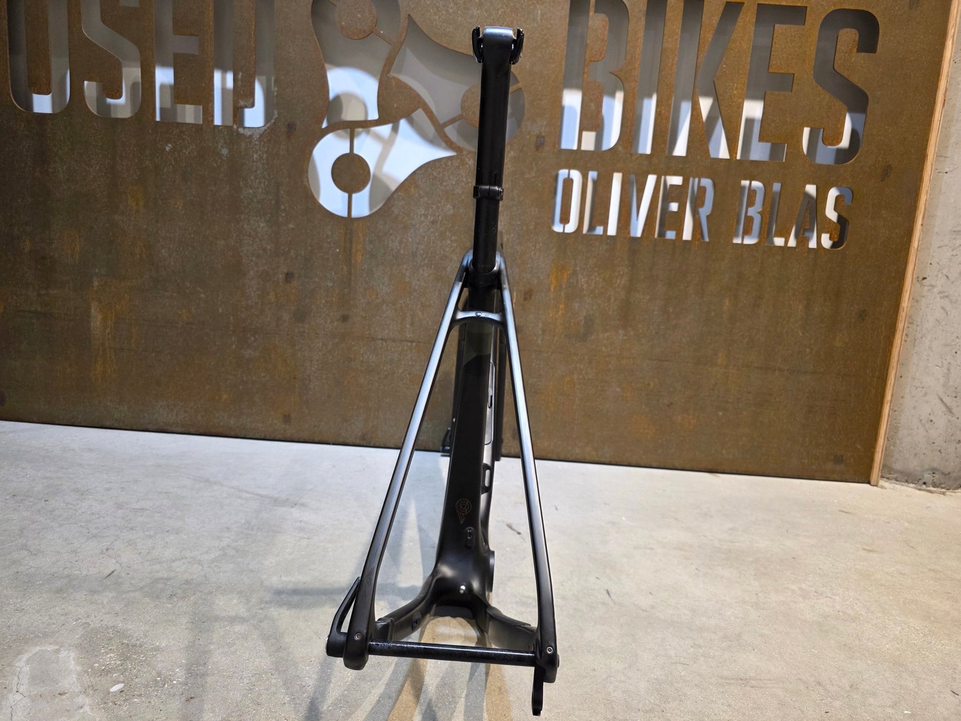 Gravel - /Cyclocrossrahmen von Trek, TREK CHECKPOINT SLR RAHMENSET / OLIVE GREY / DISC / 54CM in variant_title vor USEDBIKES - OB.DE Hintergrund