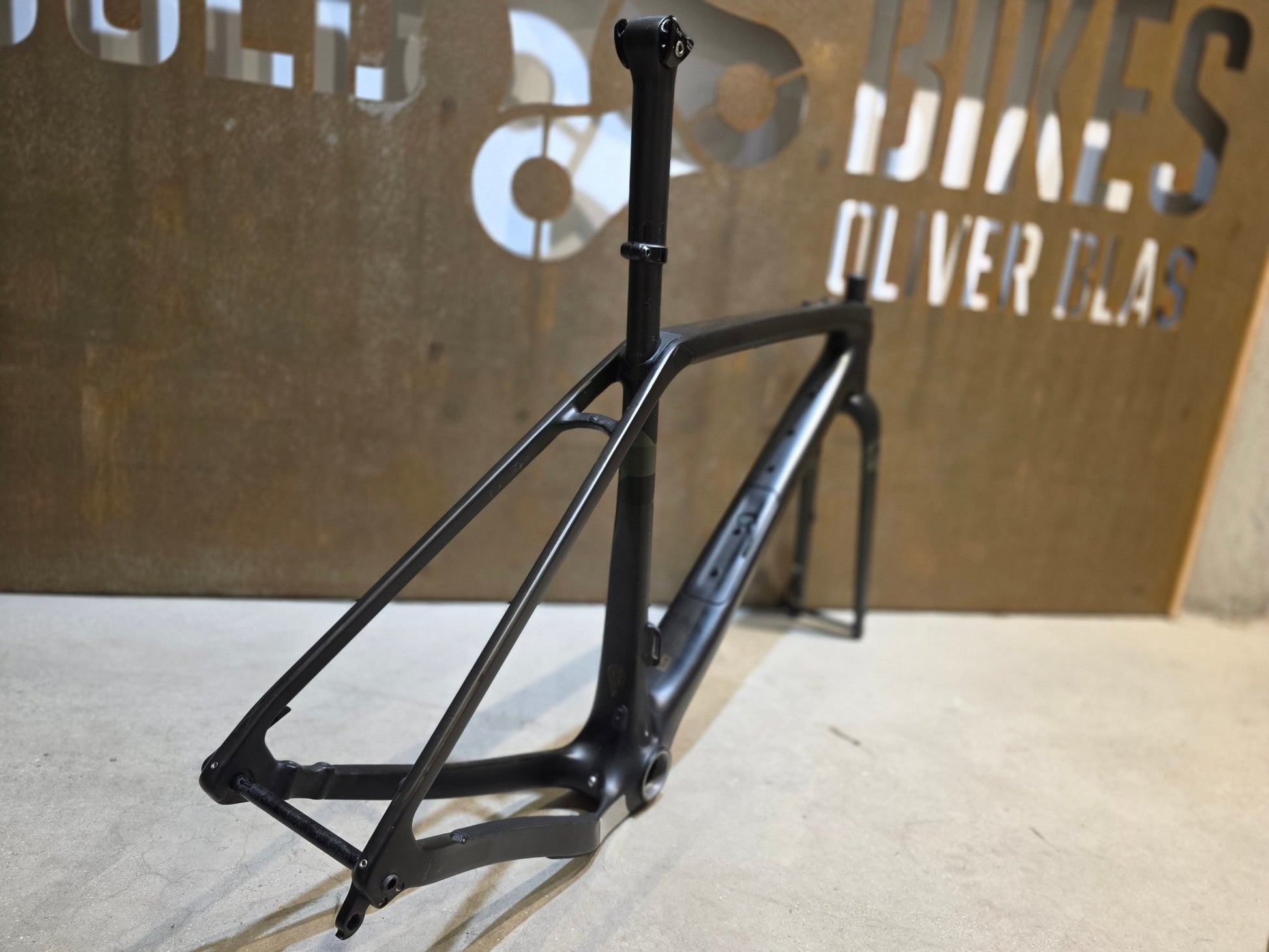 Gravel - /Cyclocrossrahmen von Trek, TREK CHECKPOINT SLR RAHMENSET / OLIVE GREY / DISC / 54CM in variant_title vor USEDBIKES - OB.DE Hintergrund