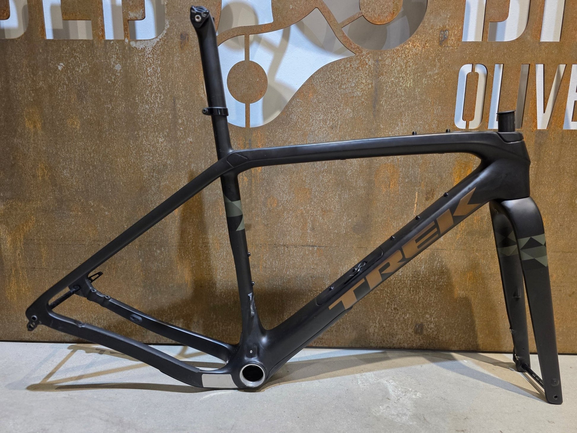 Gravel - /Cyclocrossrahmen von Trek, TREK CHECKPOINT SLR RAHMENSET / OLIVE GREY / DISC / 54CM in variant_title vor USEDBIKES - OB.DE Hintergrund