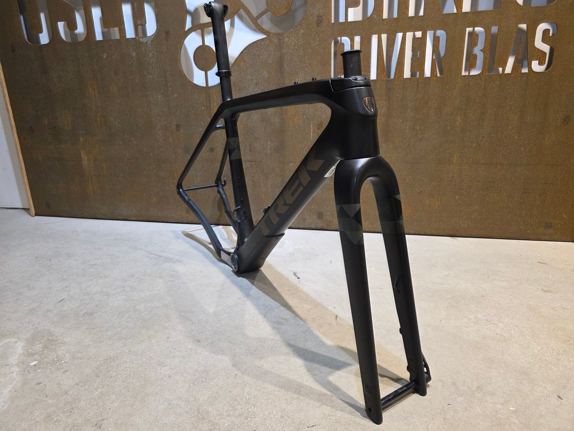 Gravel - /Cyclocrossrahmen von Trek, TREK CHECKPOINT SLR RAHMENSET / OLIVE GREY / DISC / 54CM in variant_title vor USEDBIKES - OB.DE Hintergrund