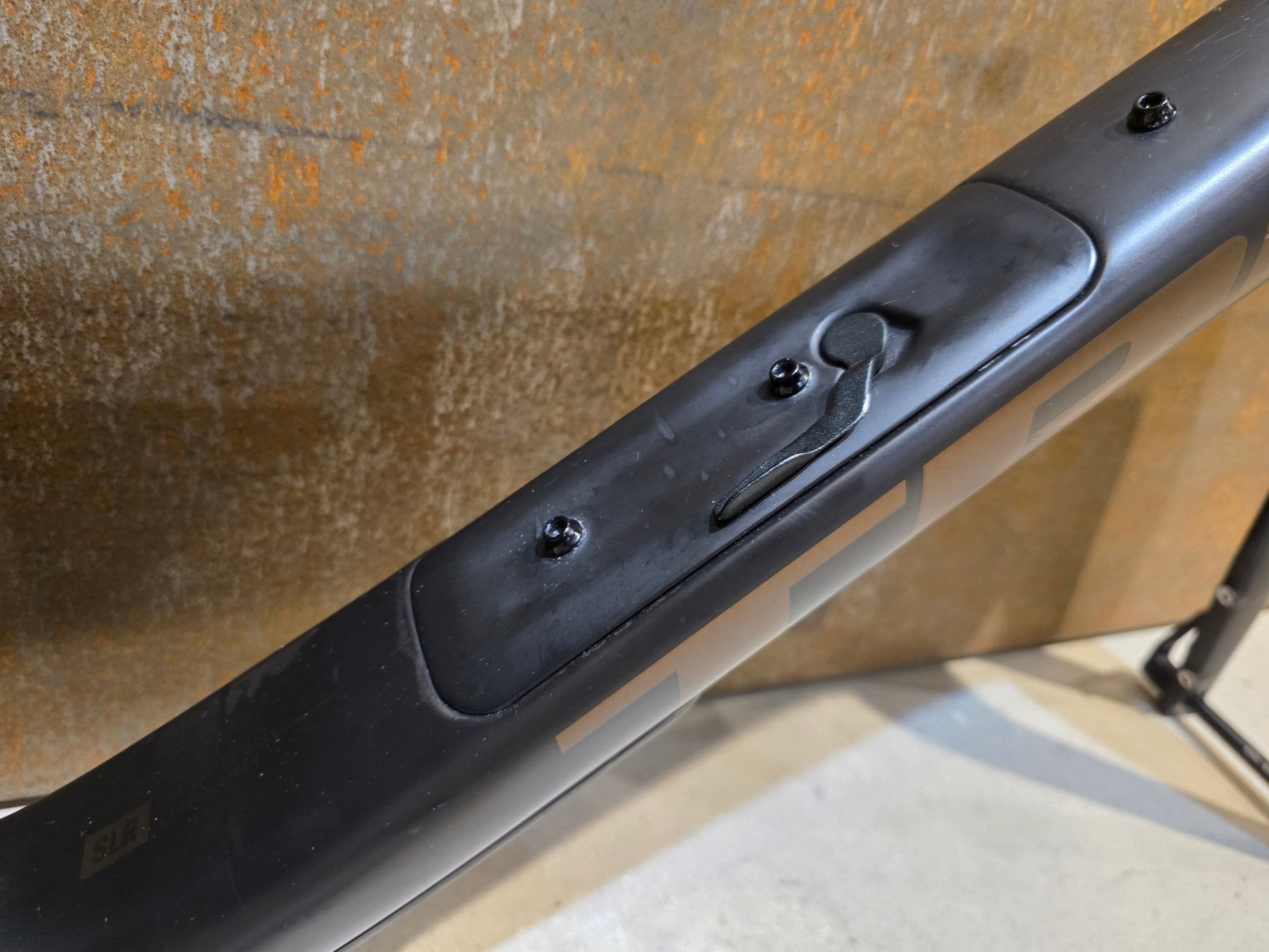 Gravel - /Cyclocrossrahmen von Trek, TREK CHECKPOINT SLR RAHMENSET / OLIVE GREY / DISC / 54CM in variant_title vor USEDBIKES - OB.DE Hintergrund