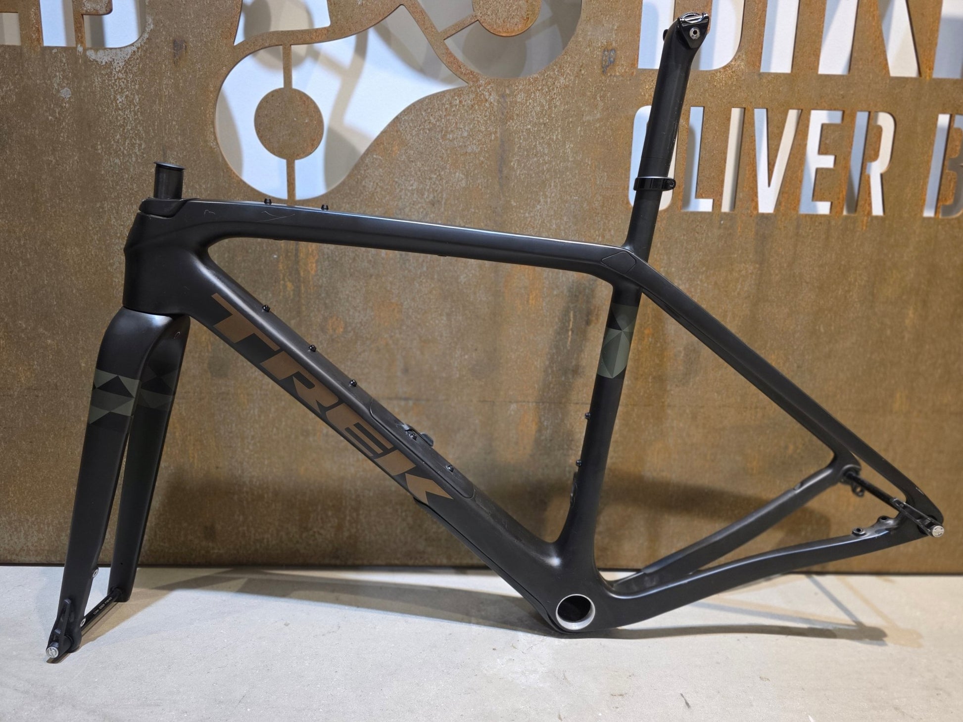 Gravel - /Cyclocrossrahmen von Trek, TREK CHECKPOINT SLR RAHMENSET / OLIVE GREY / DISC / 54CM in variant_title vor USEDBIKES - OB.DE Hintergrund