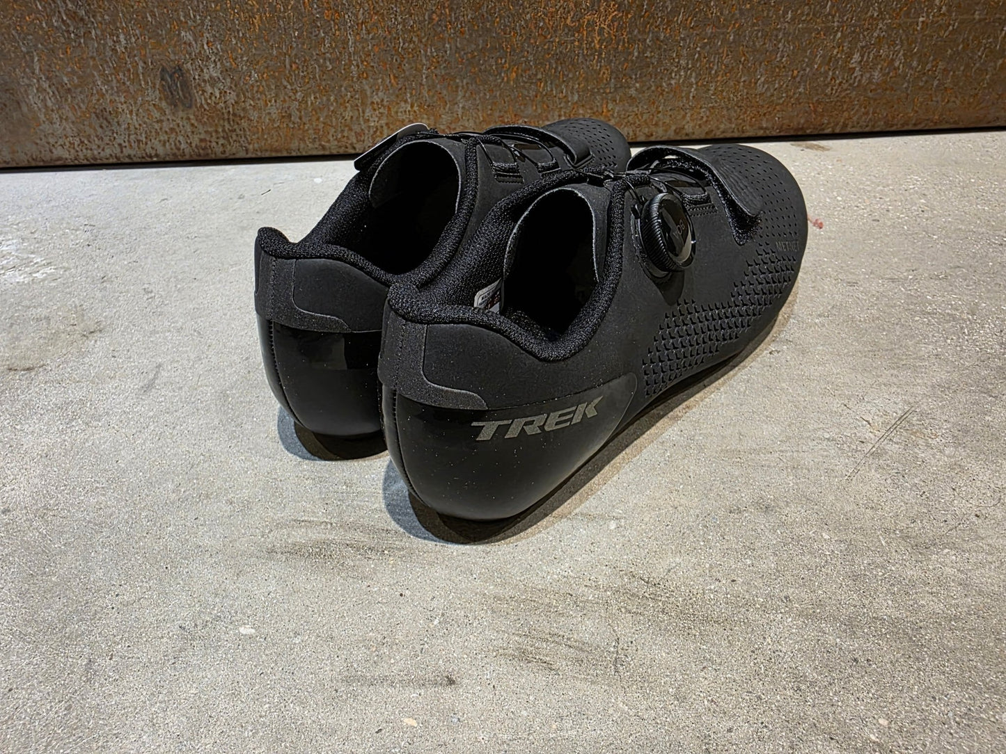 RR - Herrenschuhe von Trek, TREK CIRCUIT RENNRADSCHUH / BLACK vor USEDBIKES - OB.DE Hintergrund