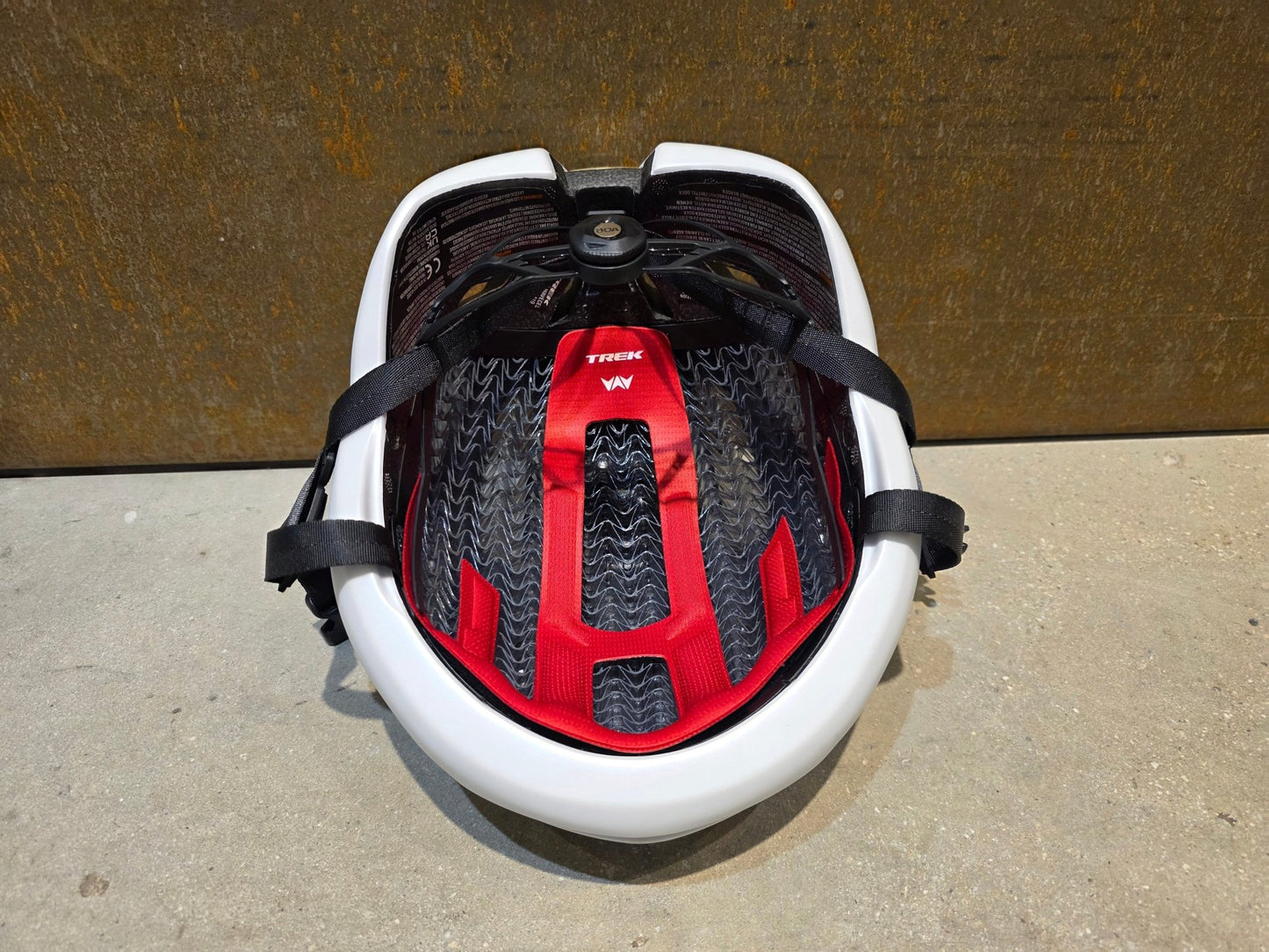 Helme von Trek, TREK CIRCUIT WAVECEL FAHRRADHELM / CRYSTAL WHITE SUPERNOVA vor USEDBIKES - OB.DE Hintergrund