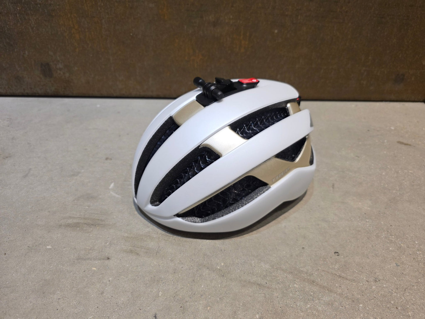 Helme von Trek, TREK CIRCUIT WAVECEL FAHRRADHELM / CRYSTAL WHITE SUPERNOVA vor USEDBIKES - OB.DE Hintergrund