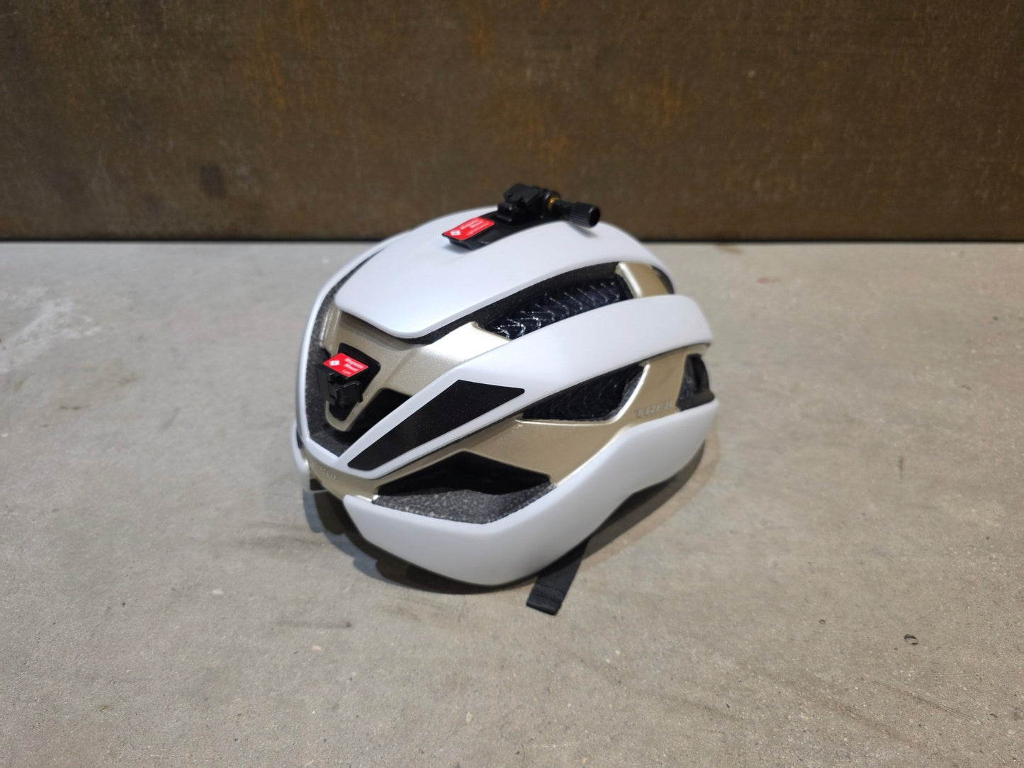 Helme von Trek, TREK CIRCUIT WAVECEL FAHRRADHELM / CRYSTAL WHITE SUPERNOVA vor USEDBIKES - OB.DE Hintergrund