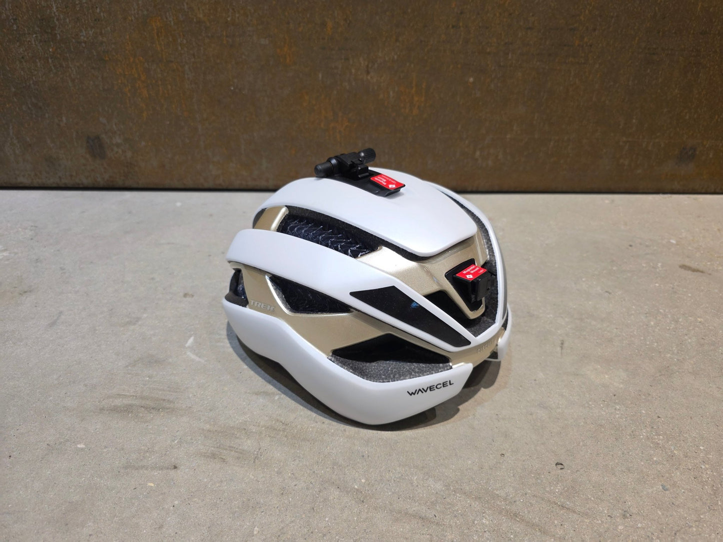 Helme von Trek, TREK CIRCUIT WAVECEL FAHRRADHELM / CRYSTAL WHITE SUPERNOVA vor USEDBIKES - OB.DE Hintergrund