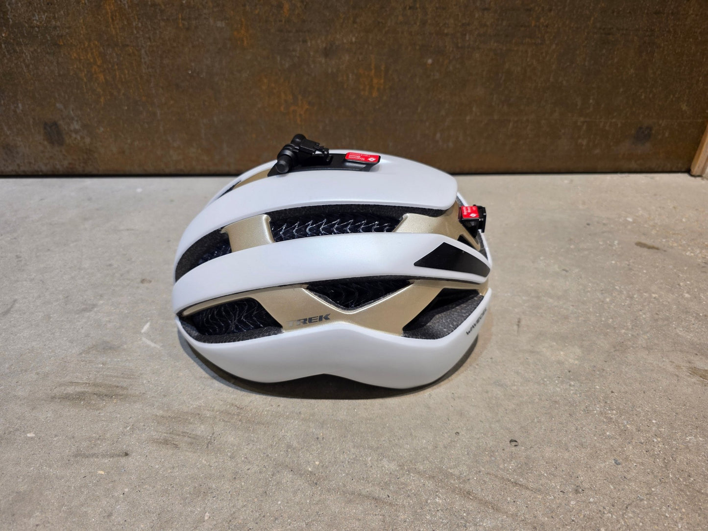 Helme von Trek, TREK CIRCUIT WAVECEL FAHRRADHELM / CRYSTAL WHITE SUPERNOVA vor USEDBIKES - OB.DE Hintergrund