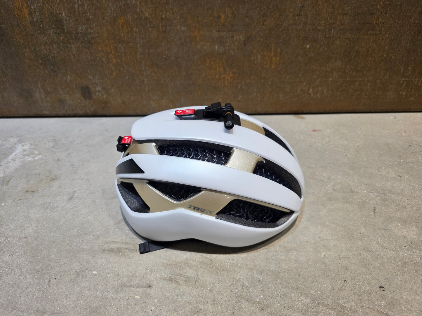Helme von Trek, TREK CIRCUIT WAVECEL FAHRRADHELM / CRYSTAL WHITE SUPERNOVA vor USEDBIKES - OB.DE Hintergrund