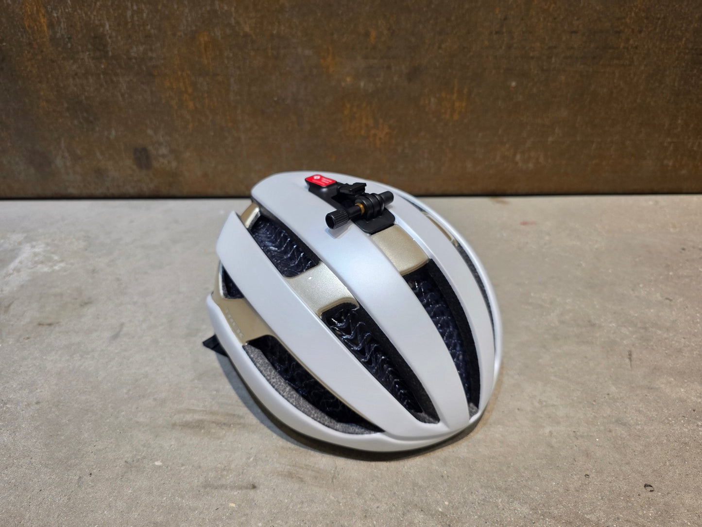 Helme von Trek, TREK CIRCUIT WAVECEL FAHRRADHELM / CRYSTAL WHITE SUPERNOVA vor USEDBIKES - OB.DE Hintergrund