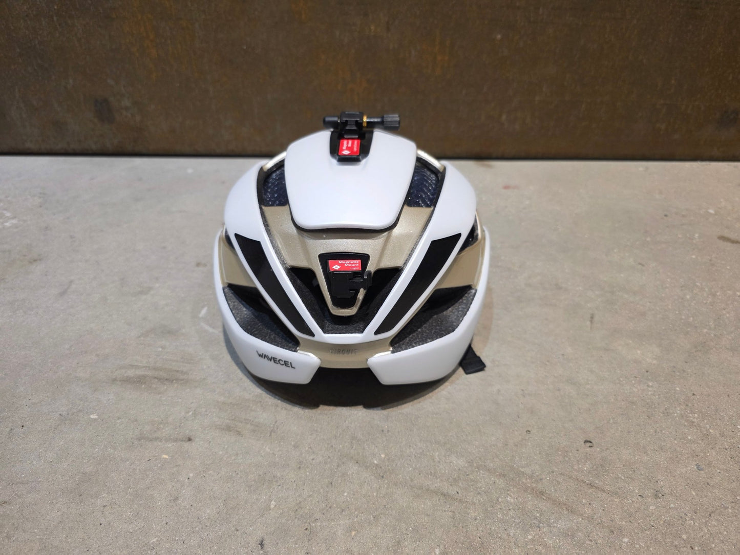 Helme von Trek, TREK CIRCUIT WAVECEL FAHRRADHELM / CRYSTAL WHITE SUPERNOVA vor USEDBIKES - OB.DE Hintergrund
