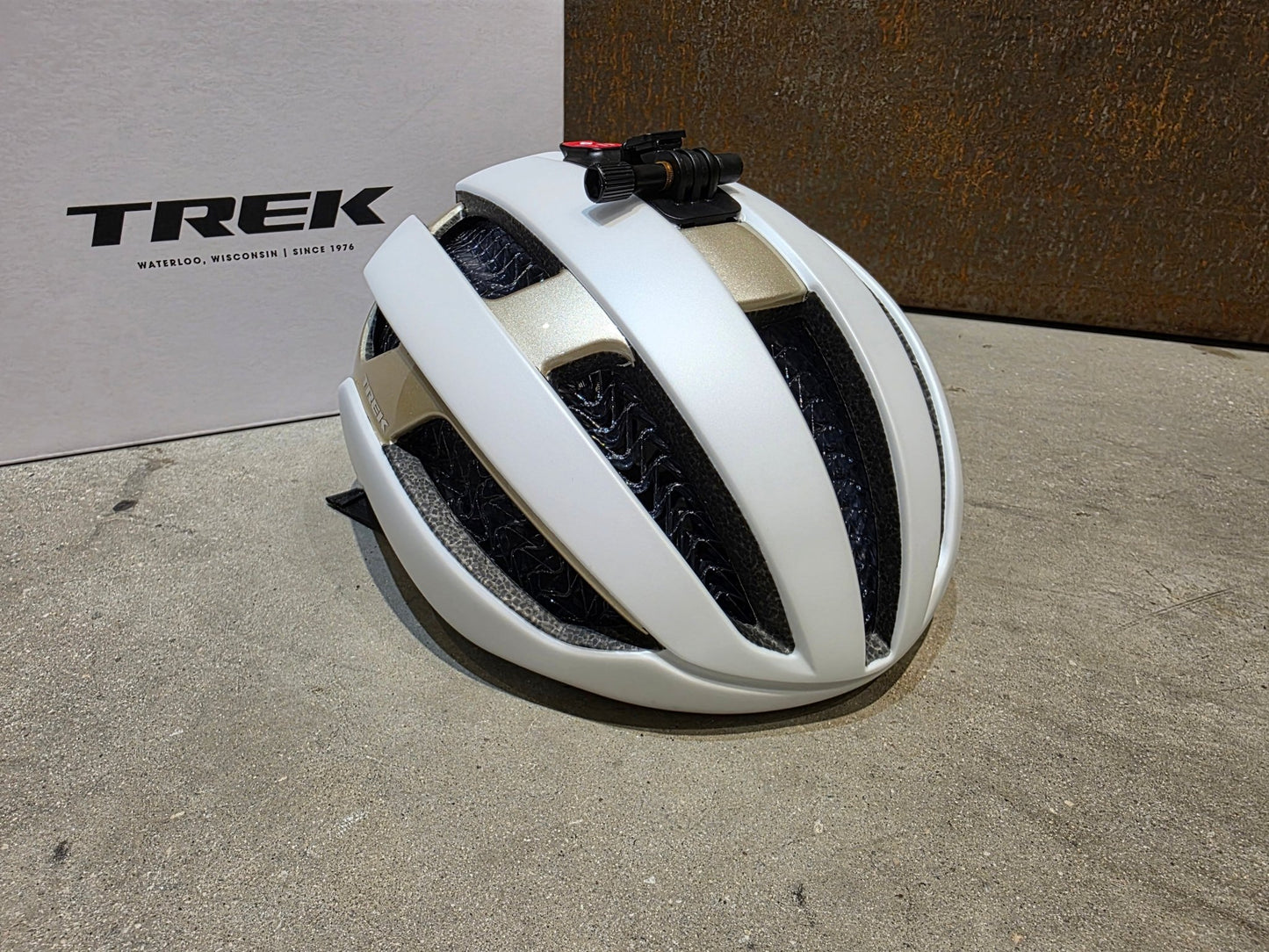 Helme von Trek, TREK CIRCUIT WAVECEL FAHRRADHELM / CRYSTAL WHITE SUPERNOVA vor USEDBIKES - OB.DE Hintergrund