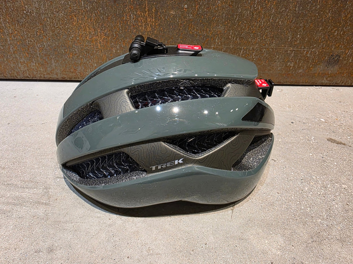 Helme von Trek, TREK CIRCUIT WAVECEL FAHRRADHELM / KESWICK vor USEDBIKES - OB.DE Hintergrund