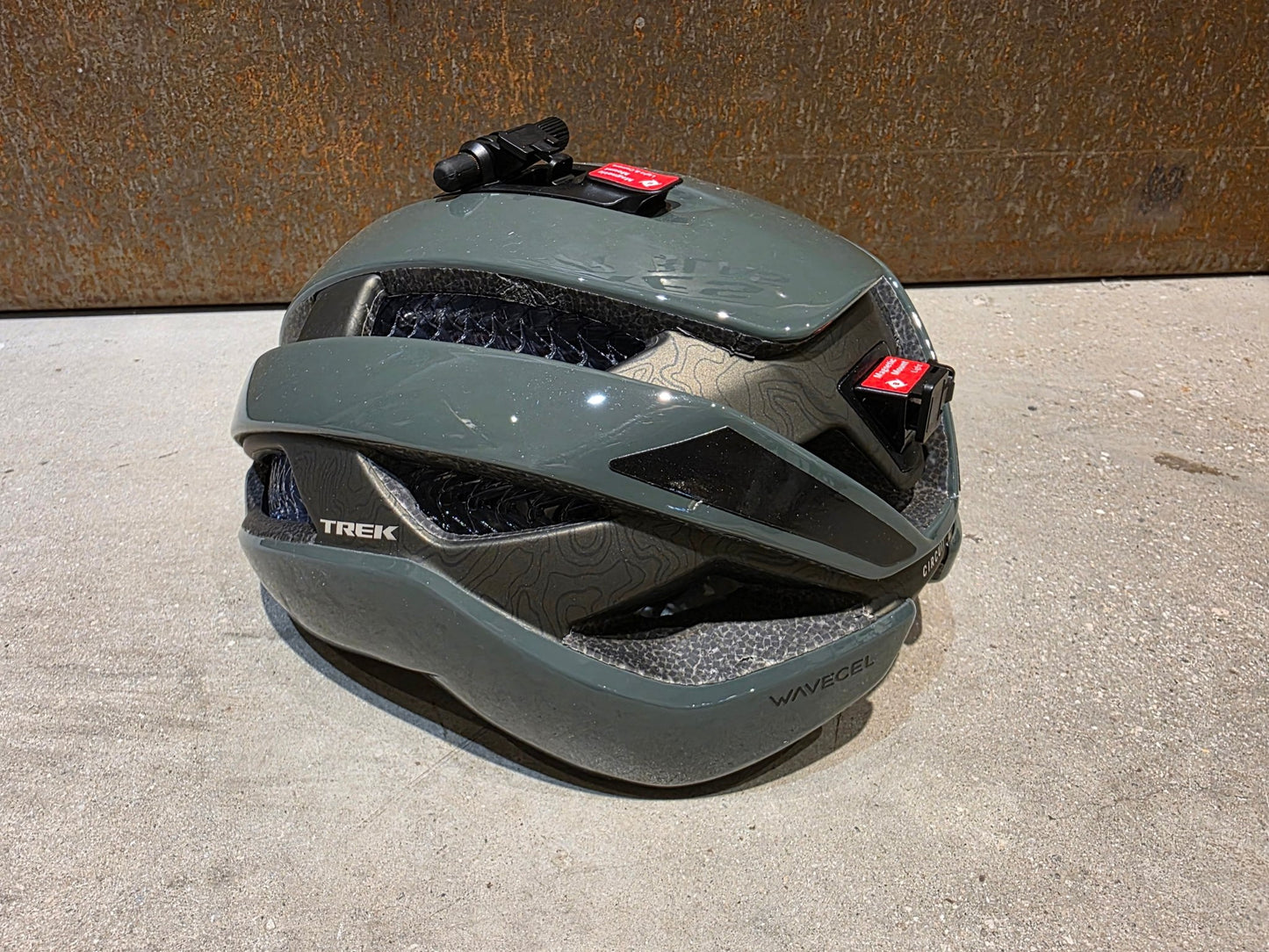 Helme von Trek, TREK CIRCUIT WAVECEL FAHRRADHELM / KESWICK vor USEDBIKES - OB.DE Hintergrund