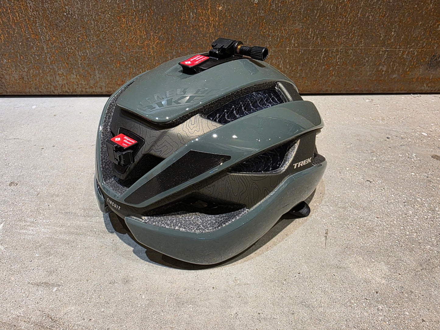 Helme von Trek, TREK CIRCUIT WAVECEL FAHRRADHELM / KESWICK vor USEDBIKES - OB.DE Hintergrund