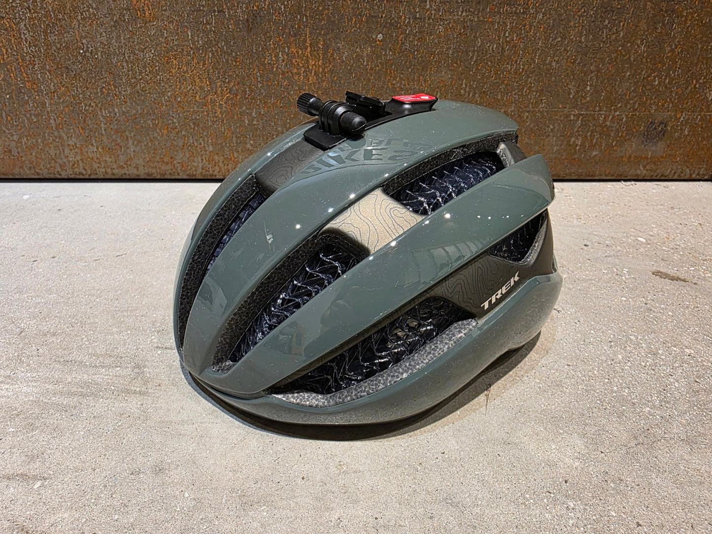 Helme von Trek, TREK CIRCUIT WAVECEL FAHRRADHELM / KESWICK vor USEDBIKES - OB.DE Hintergrund