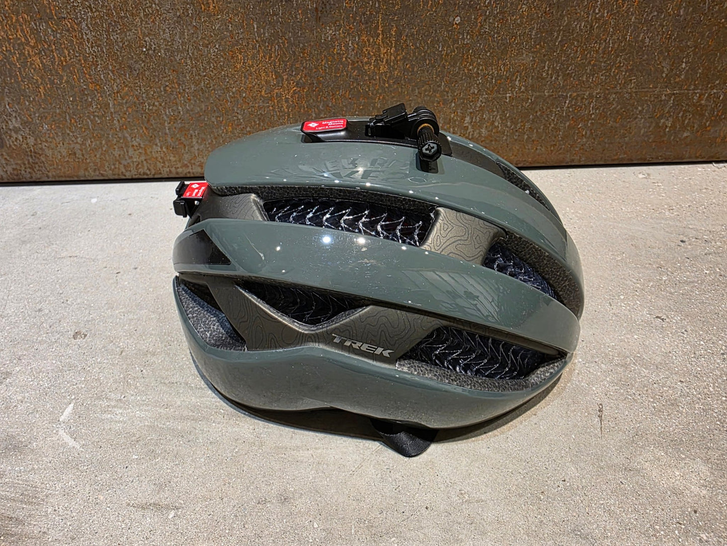 Helme von Trek, TREK CIRCUIT WAVECEL FAHRRADHELM / KESWICK vor USEDBIKES - OB.DE Hintergrund