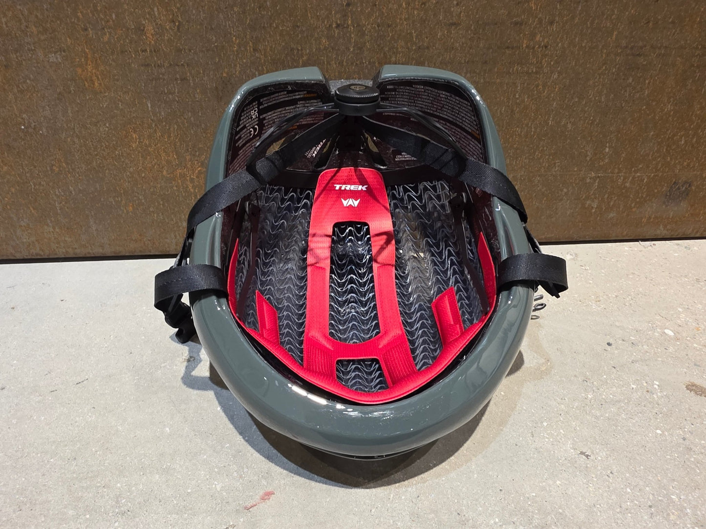 Helme von Trek, TREK CIRCUIT WAVECEL FAHRRADHELM / KESWICK vor USEDBIKES - OB.DE Hintergrund