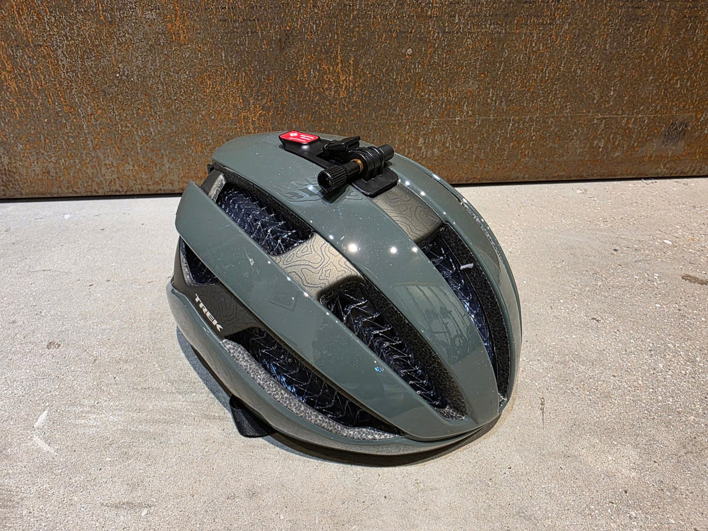 Helme von Trek, TREK CIRCUIT WAVECEL FAHRRADHELM / KESWICK vor USEDBIKES - OB.DE Hintergrund