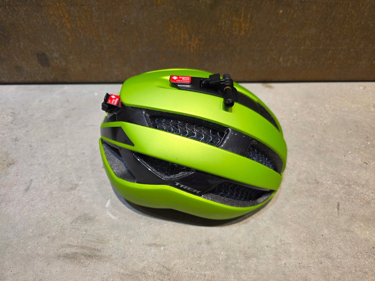 Helme von Trek, TREK CIRCUIT WAVECEL FAHRRADHELM / POWER SURGE vor USEDBIKES - OB.DE Hintergrund