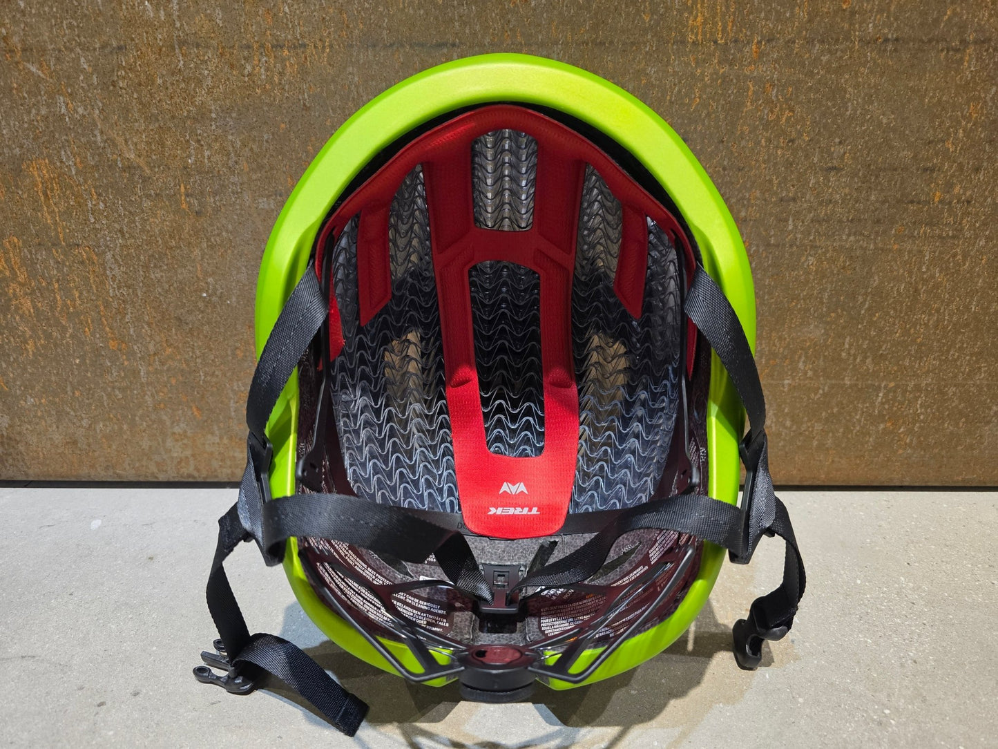 Helme von Trek, TREK CIRCUIT WAVECEL FAHRRADHELM / POWER SURGE vor USEDBIKES - OB.DE Hintergrund