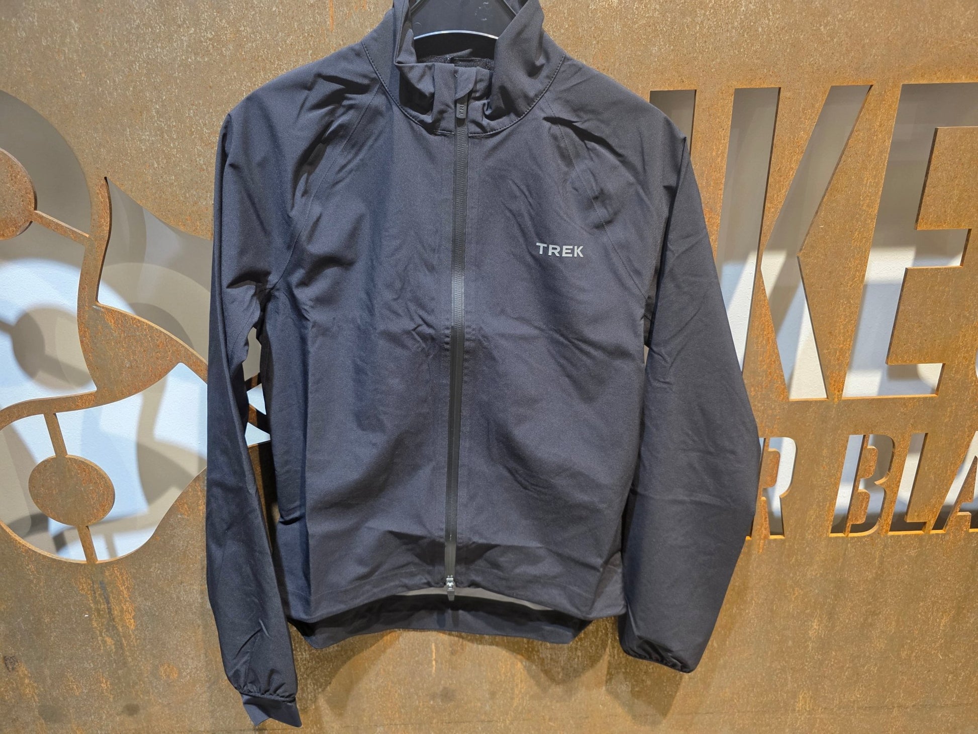 Regenbekleidung Damen von Trek, TREK CIRCUIT WOMEN´S RAIN FAHRRADJACKE / SCHWARZ vor USEDBIKES - OB.DE Hintergrund