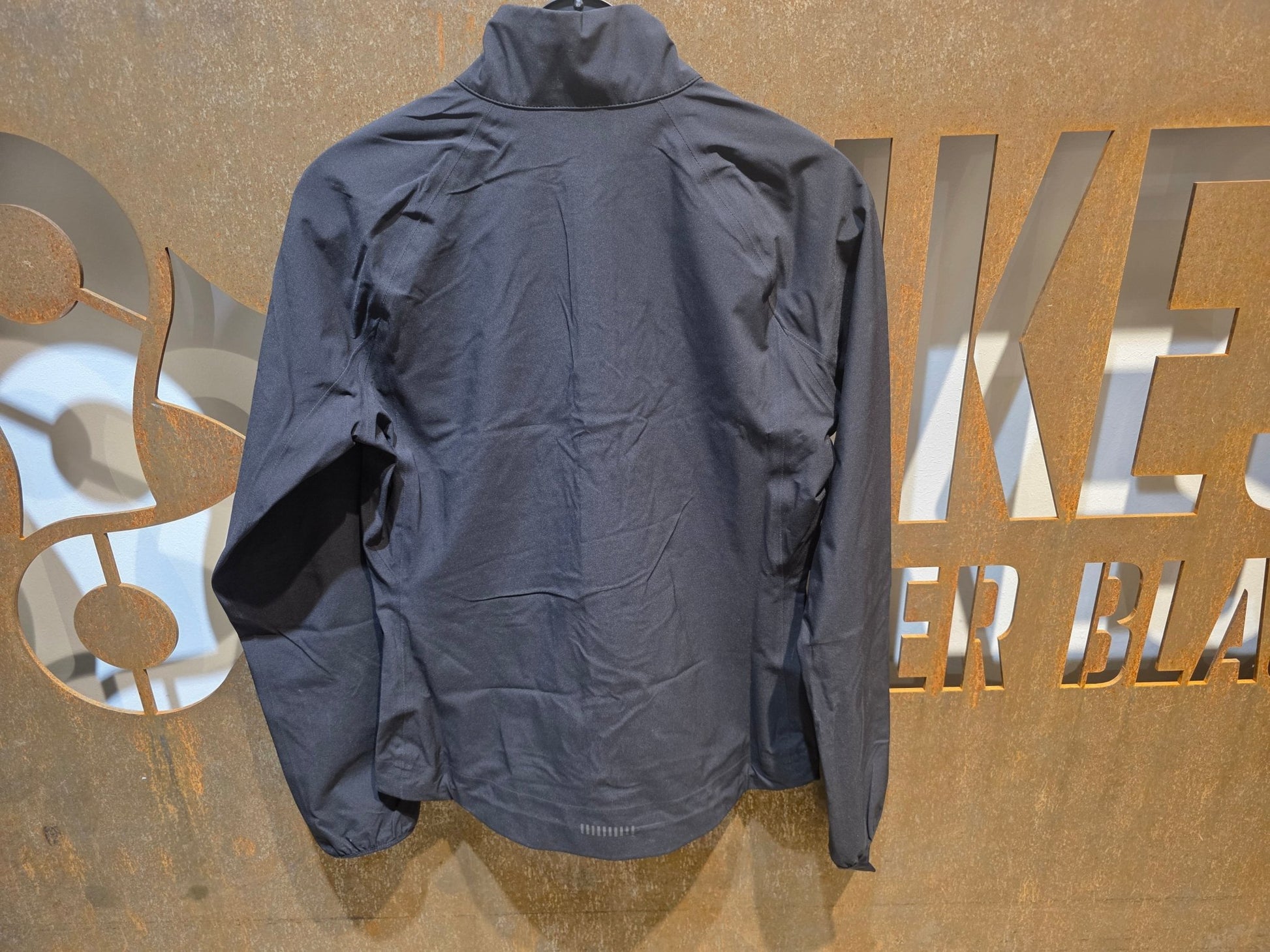Regenbekleidung Damen von Trek, TREK CIRCUIT WOMEN´S RAIN FAHRRADJACKE / SCHWARZ vor USEDBIKES - OB.DE Hintergrund
