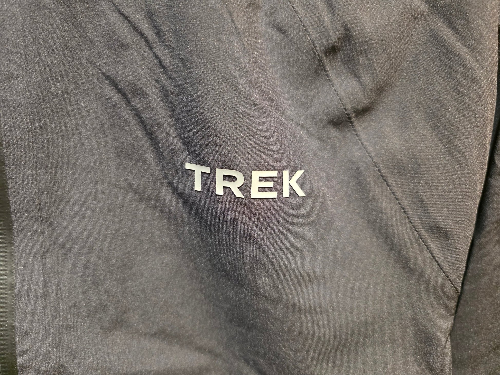 Regenbekleidung Damen von Trek, TREK CIRCUIT WOMEN´S RAIN FAHRRADJACKE / SCHWARZ vor USEDBIKES - OB.DE Hintergrund