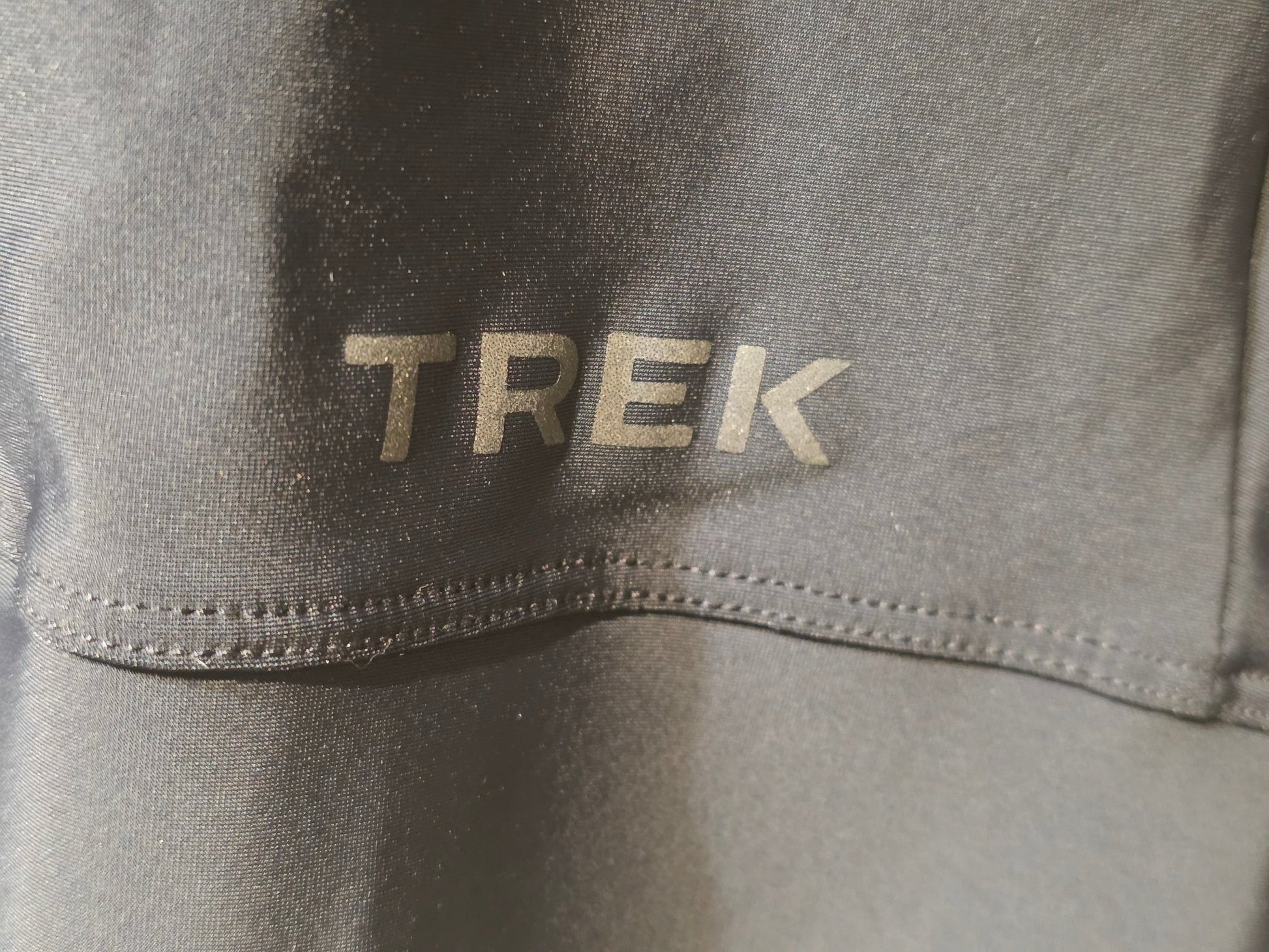 Hosen Damen von Trek, TREK CIRCUIT WOMEN´S TRÄGERSHORT vor USEDBIKES - OB.DE Hintergrund