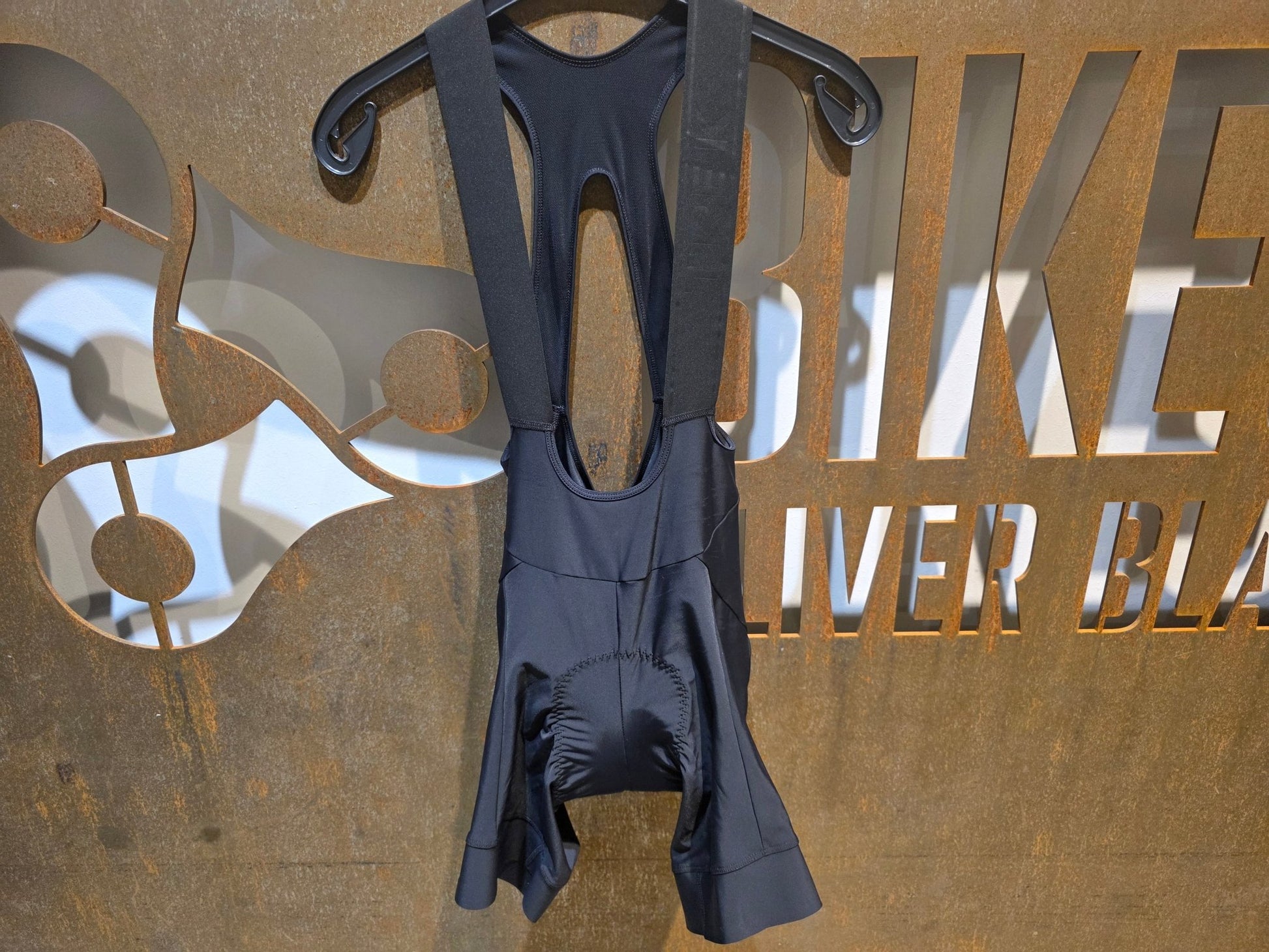 Hosen Damen von Trek, TREK CIRCUIT WOMEN´S TRÄGERSHORT vor USEDBIKES - OB.DE Hintergrund