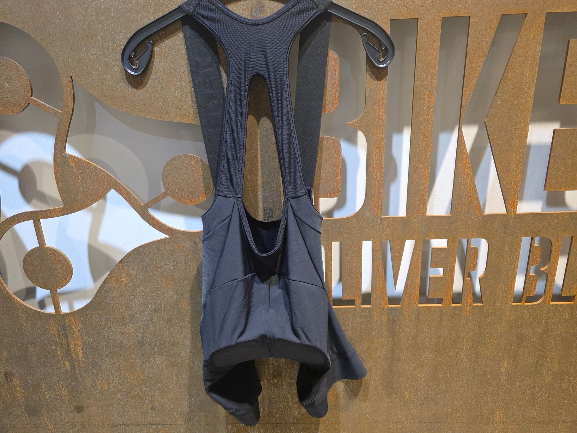 Hosen Damen von Trek, TREK CIRCUIT WOMEN´S TRÄGERSHORT vor USEDBIKES - OB.DE Hintergrund