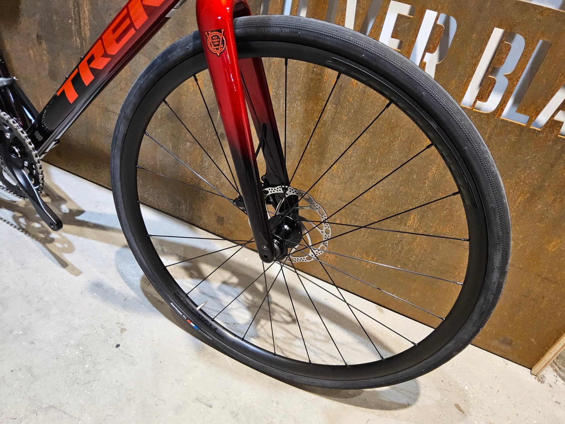 Rennrad von Trek, TREK DOMANE AL 2 GEN 4 / CRIMSON / 61CM in variant_title vor USEDBIKES - OB.DE Hintergrund