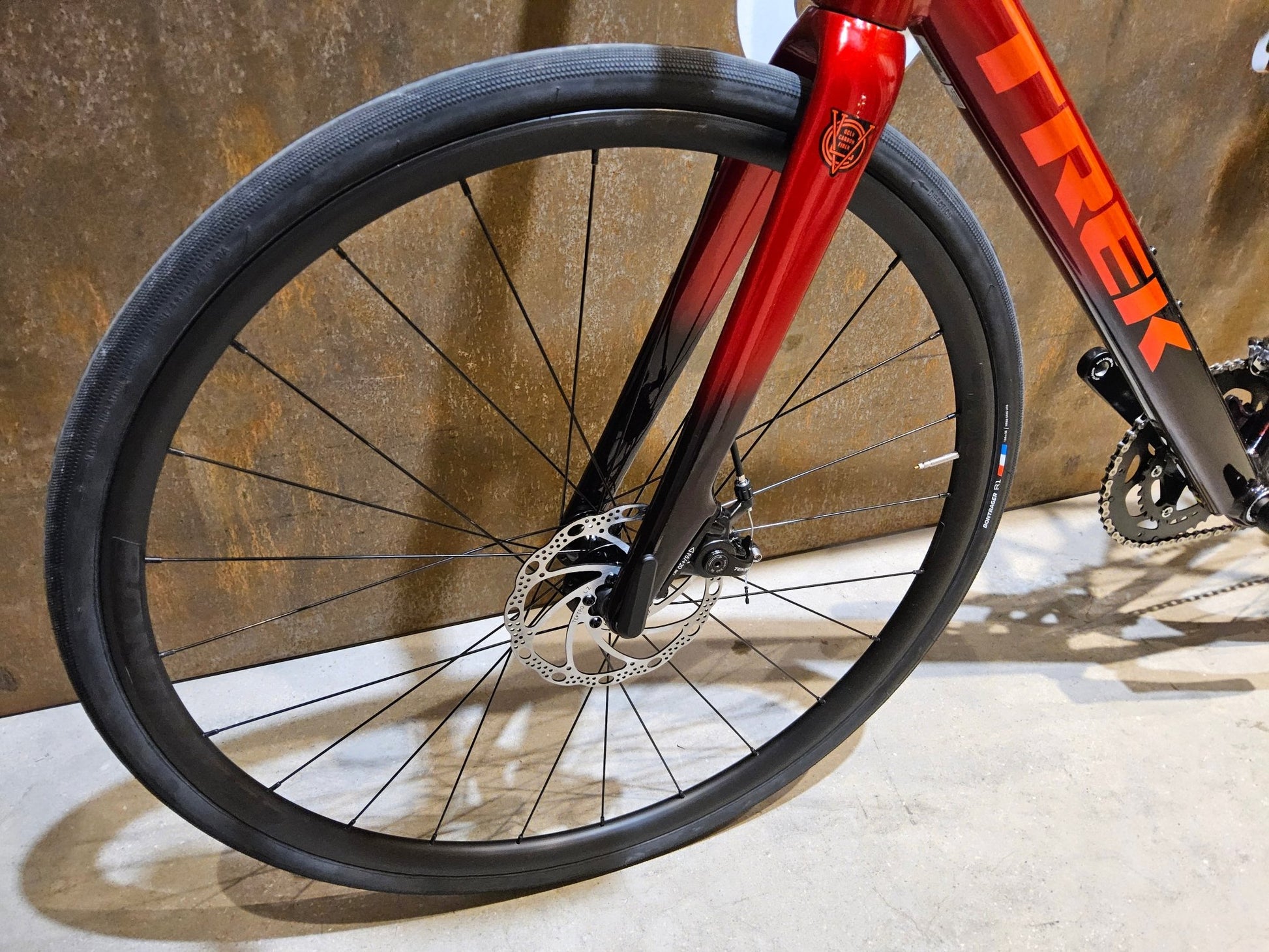 Rennrad von Trek, TREK DOMANE AL 2 GEN 4 / CRIMSON / 61CM in variant_title vor USEDBIKES - OB.DE Hintergrund