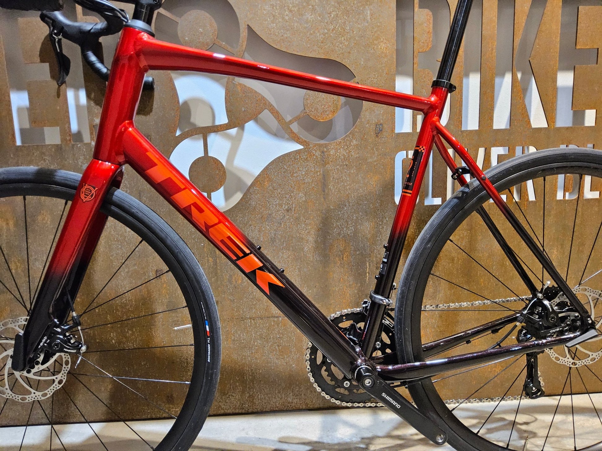 Rennrad von Trek, TREK DOMANE AL 2 GEN 4 / CRIMSON / 61CM in variant_title vor USEDBIKES - OB.DE Hintergrund