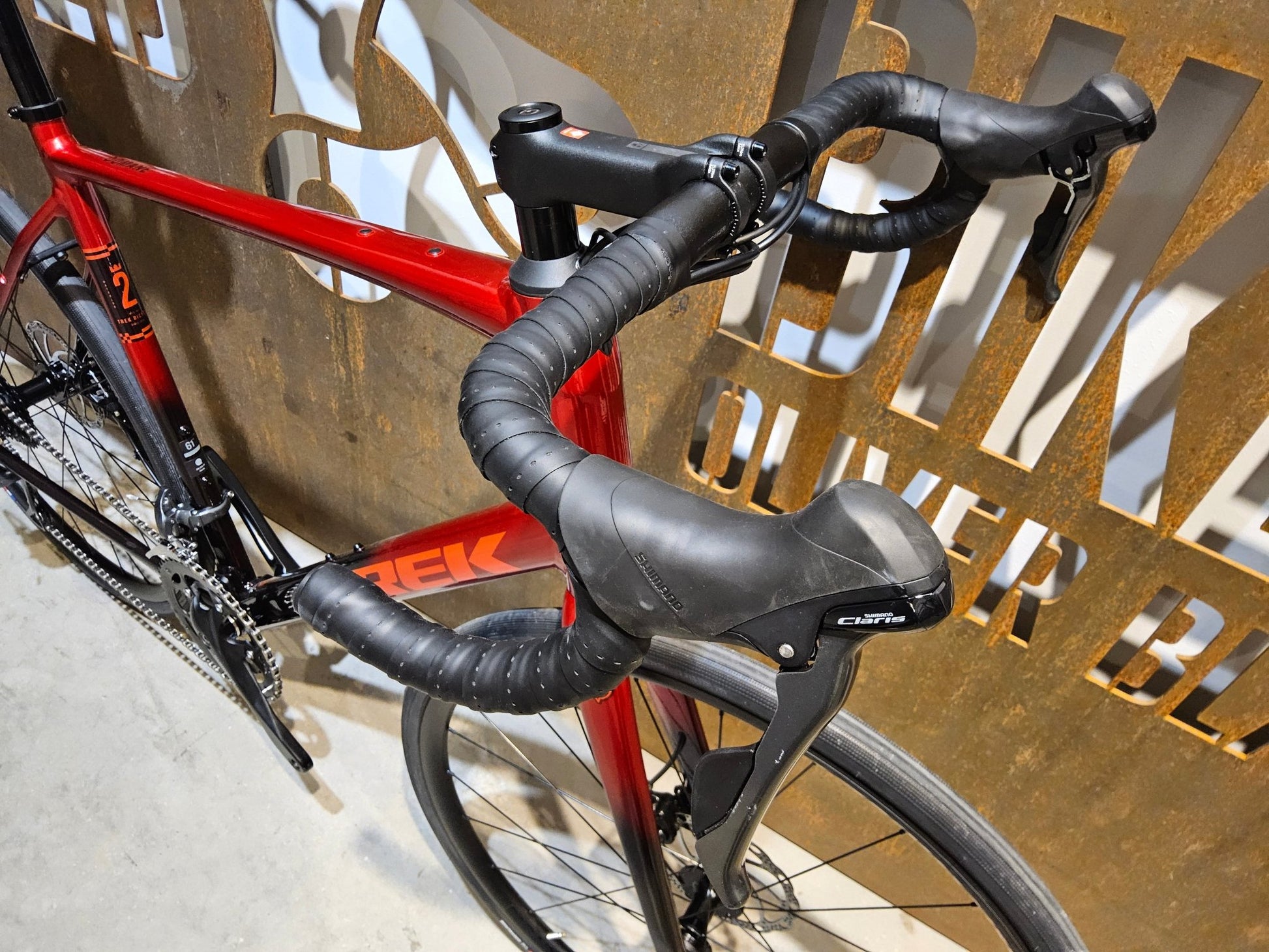 Rennrad von Trek, TREK DOMANE AL 2 GEN 4 / CRIMSON / 61CM in variant_title vor USEDBIKES - OB.DE Hintergrund