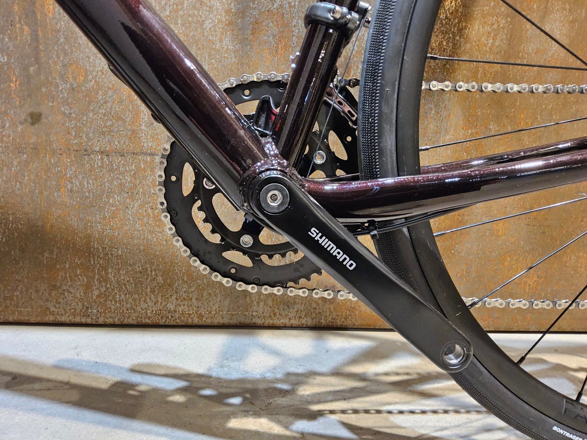 Rennrad von Trek, TREK DOMANE AL 2 GEN 4 / CRIMSON / 61CM in variant_title vor USEDBIKES - OB.DE Hintergrund