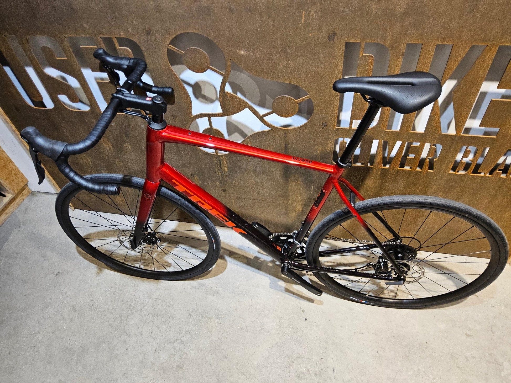 Rennrad von Trek, TREK DOMANE AL 2 GEN 4 / CRIMSON / 61CM in variant_title vor USEDBIKES - OB.DE Hintergrund
