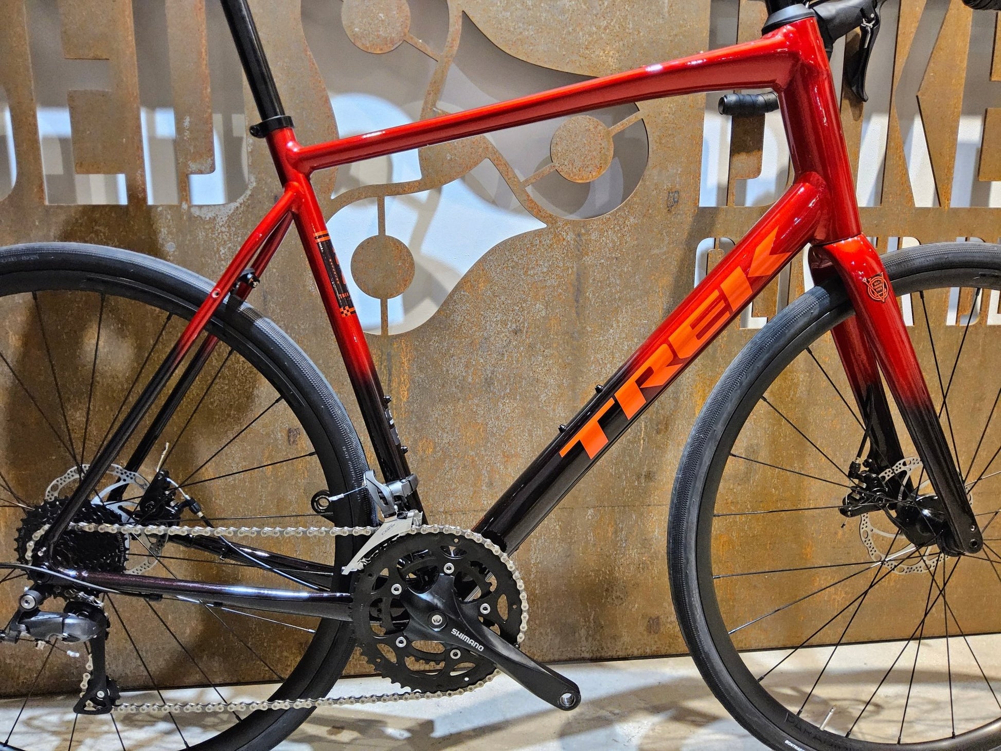 Rennrad von Trek, TREK DOMANE AL 2 GEN 4 / CRIMSON / 61CM in variant_title vor USEDBIKES - OB.DE Hintergrund