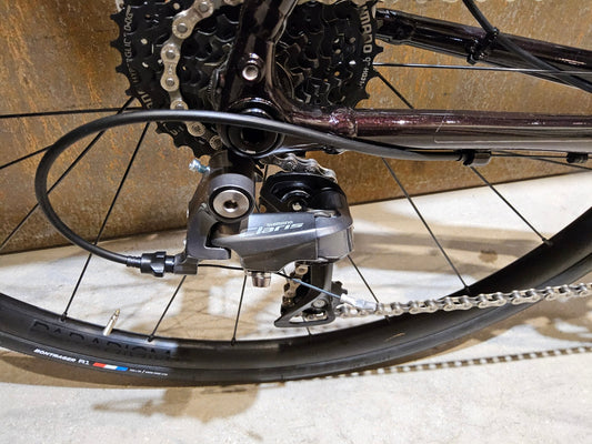 Rennrad von Trek, TREK DOMANE AL 2 GEN 4 / CRIMSON / 61CM in variant_title vor USEDBIKES - OB.DE Hintergrund