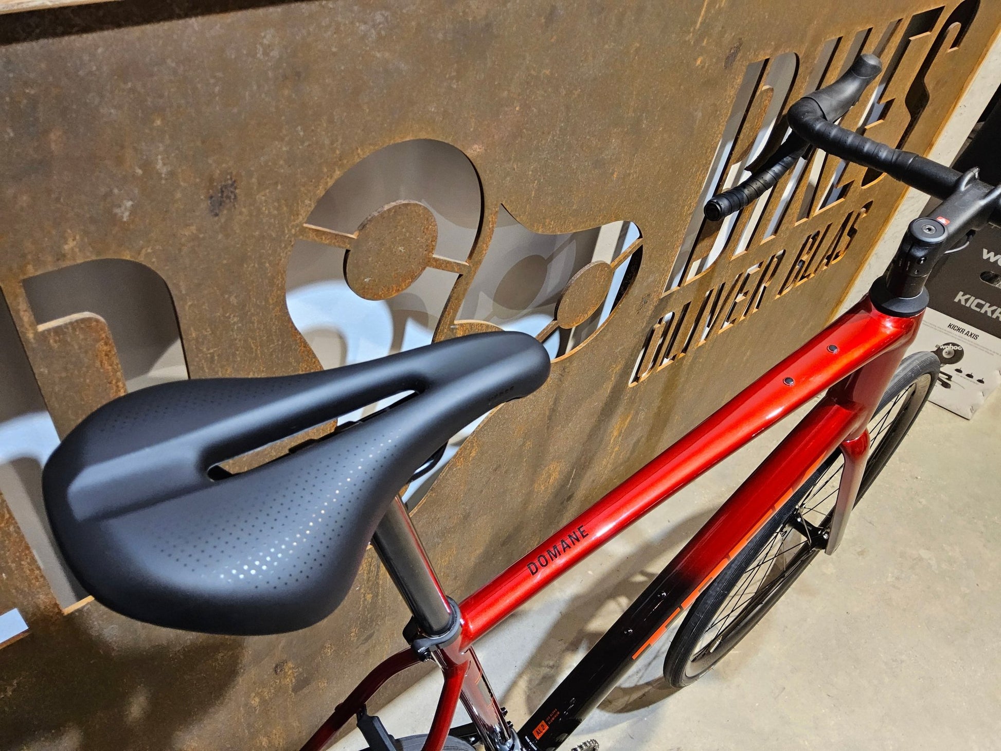 Rennrad von Trek, TREK DOMANE AL 2 GEN 4 / CRIMSON / 61CM in variant_title vor USEDBIKES - OB.DE Hintergrund