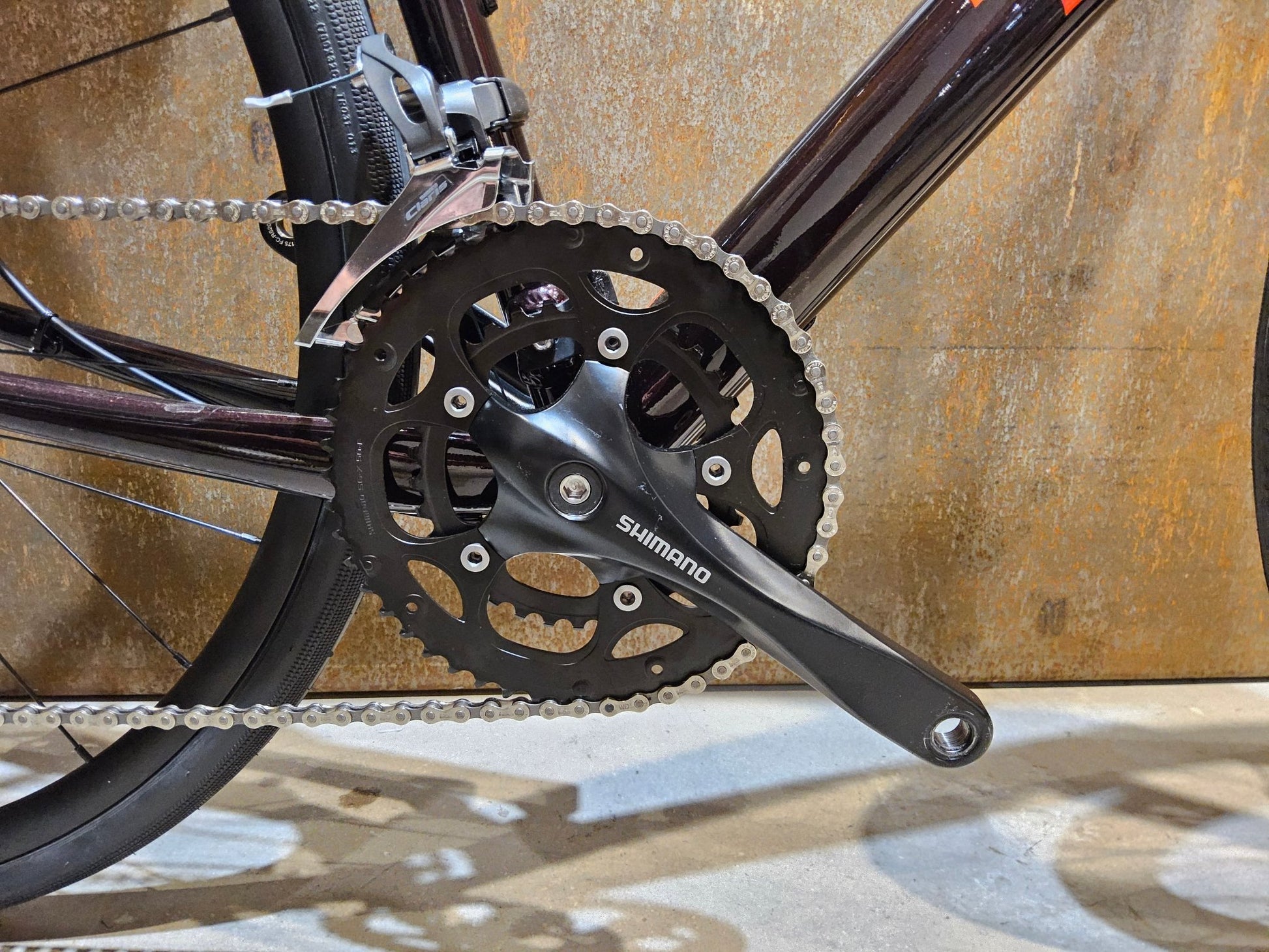 Rennrad von Trek, TREK DOMANE AL 2 GEN 4 / CRIMSON / 61CM in variant_title vor USEDBIKES - OB.DE Hintergrund