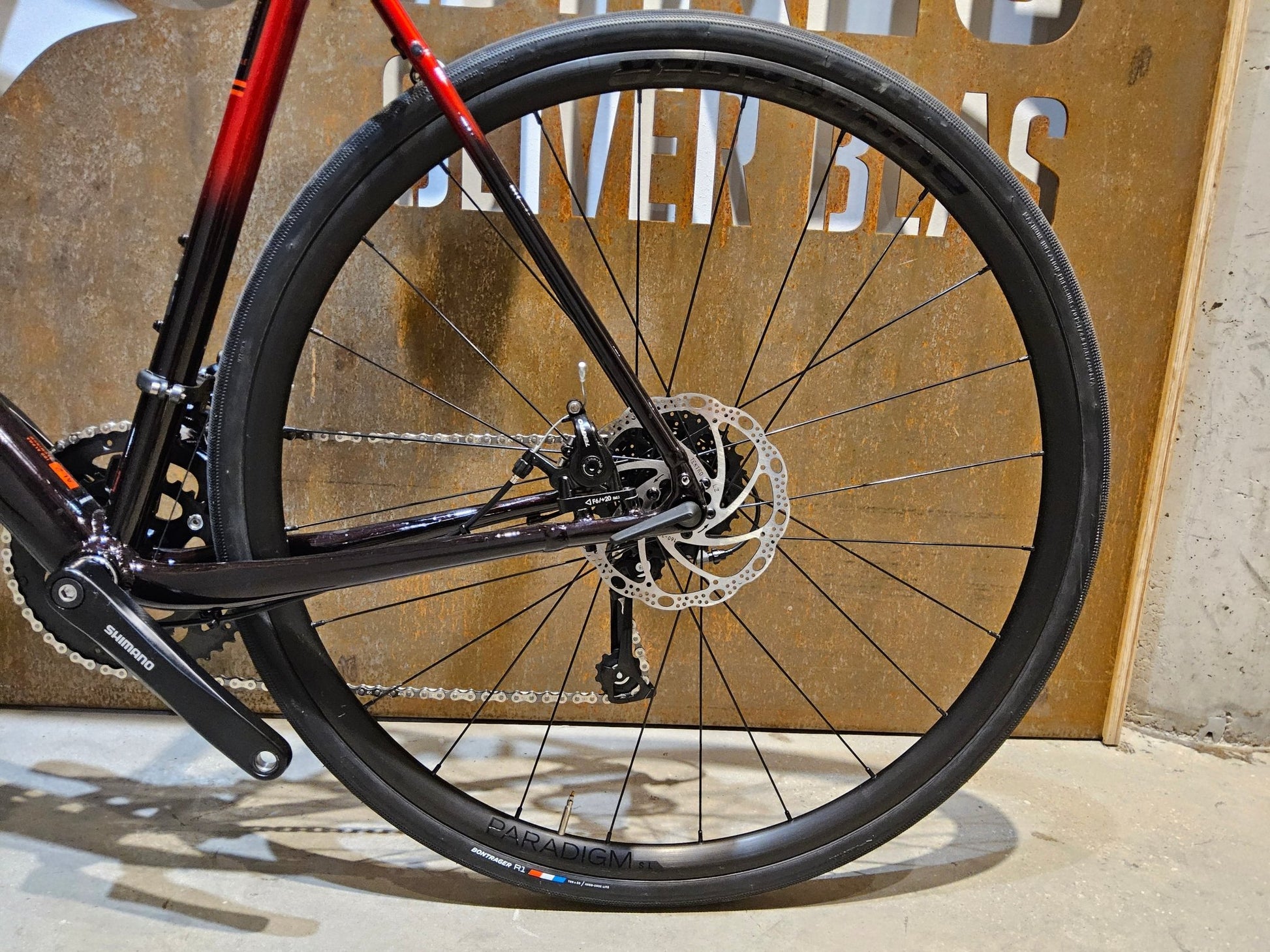 Rennrad von Trek, TREK DOMANE AL 2 GEN 4 / CRIMSON / 61CM in variant_title vor USEDBIKES - OB.DE Hintergrund