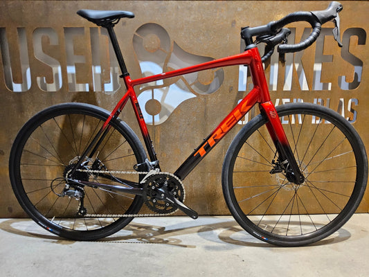 Rennrad von Trek, TREK DOMANE AL 2 GEN 4 / CRIMSON / 61CM in variant_title vor USEDBIKES - OB.DE Hintergrund